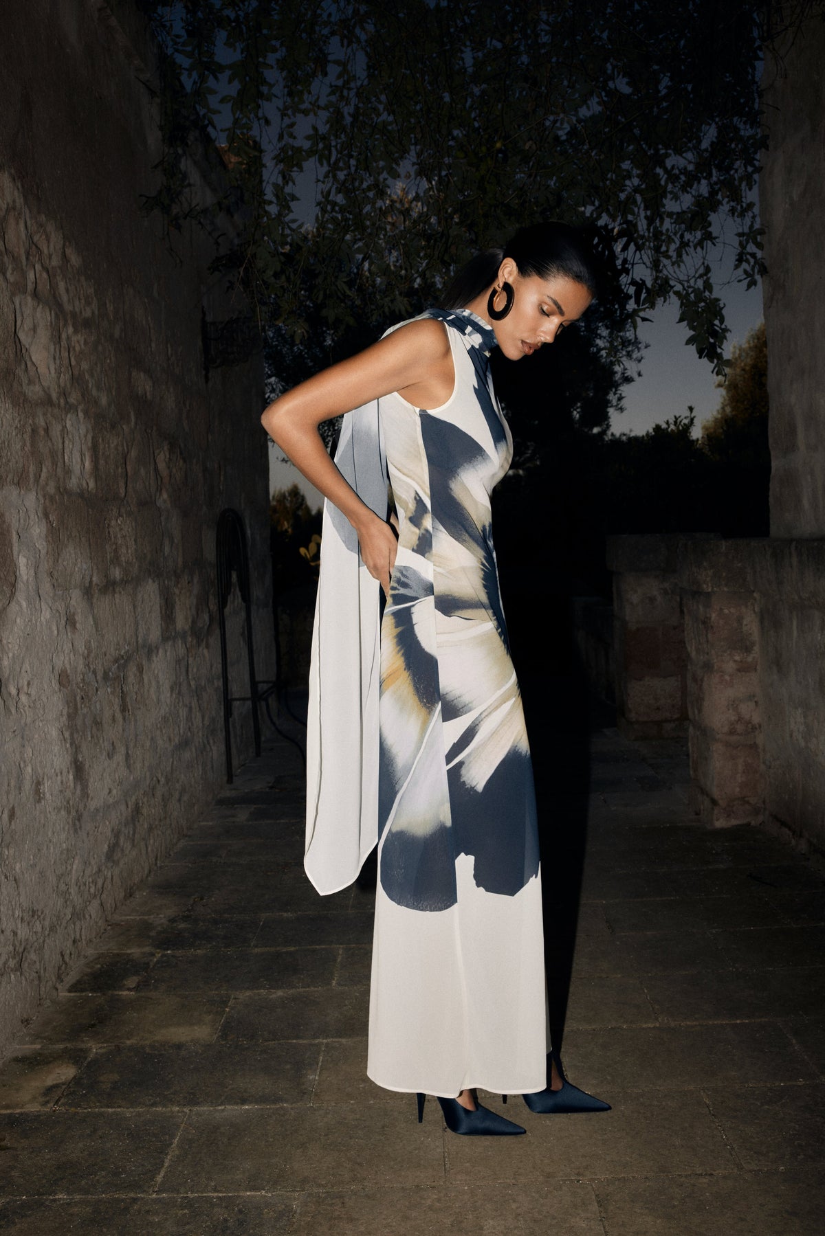 Dakota Chiffon Maxi Dress With Scarf in Ivory Oversized Floral Print – Chic&Drifts