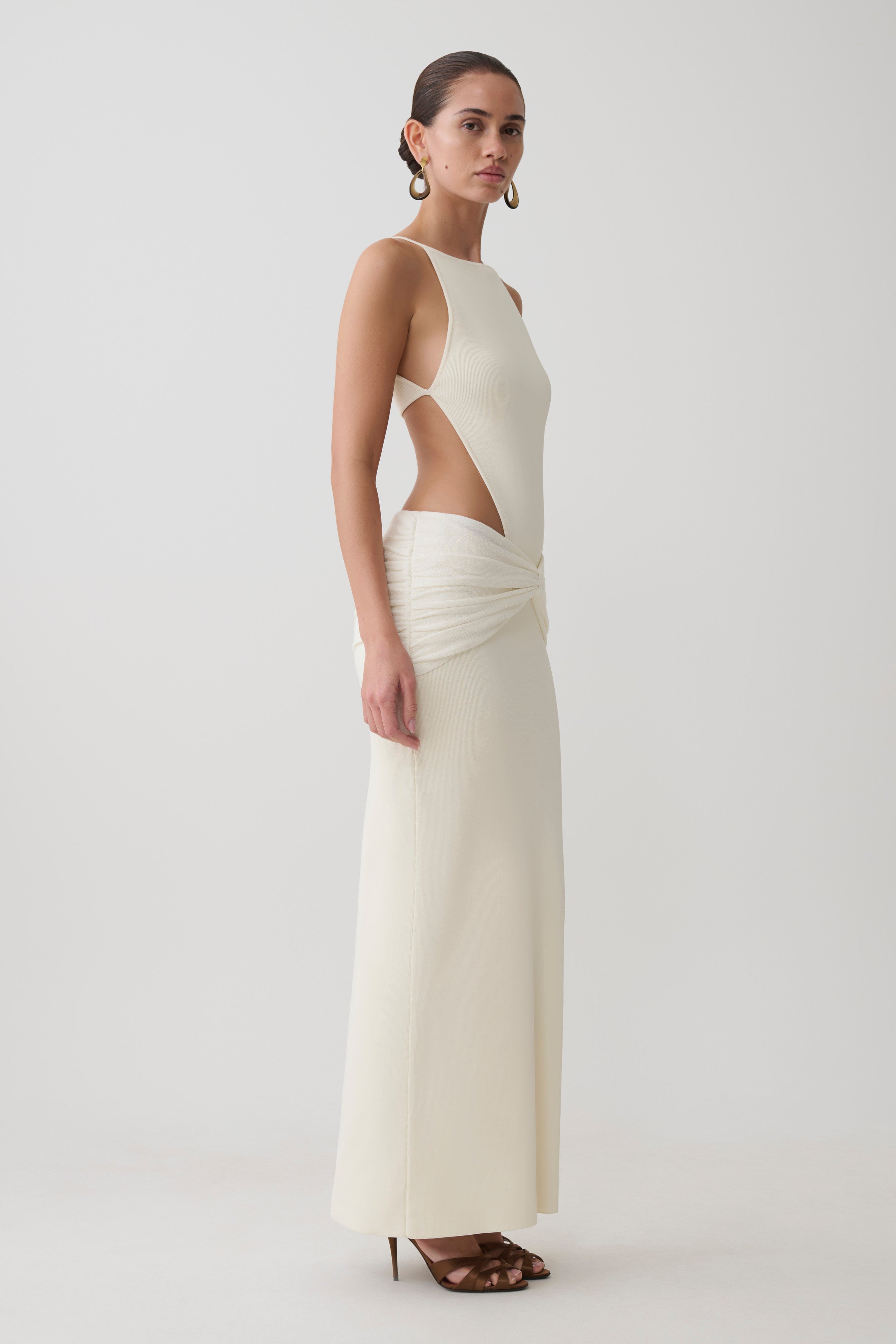Nathaelie Sleeveless Maxi Dress in White – Chic&Drifts