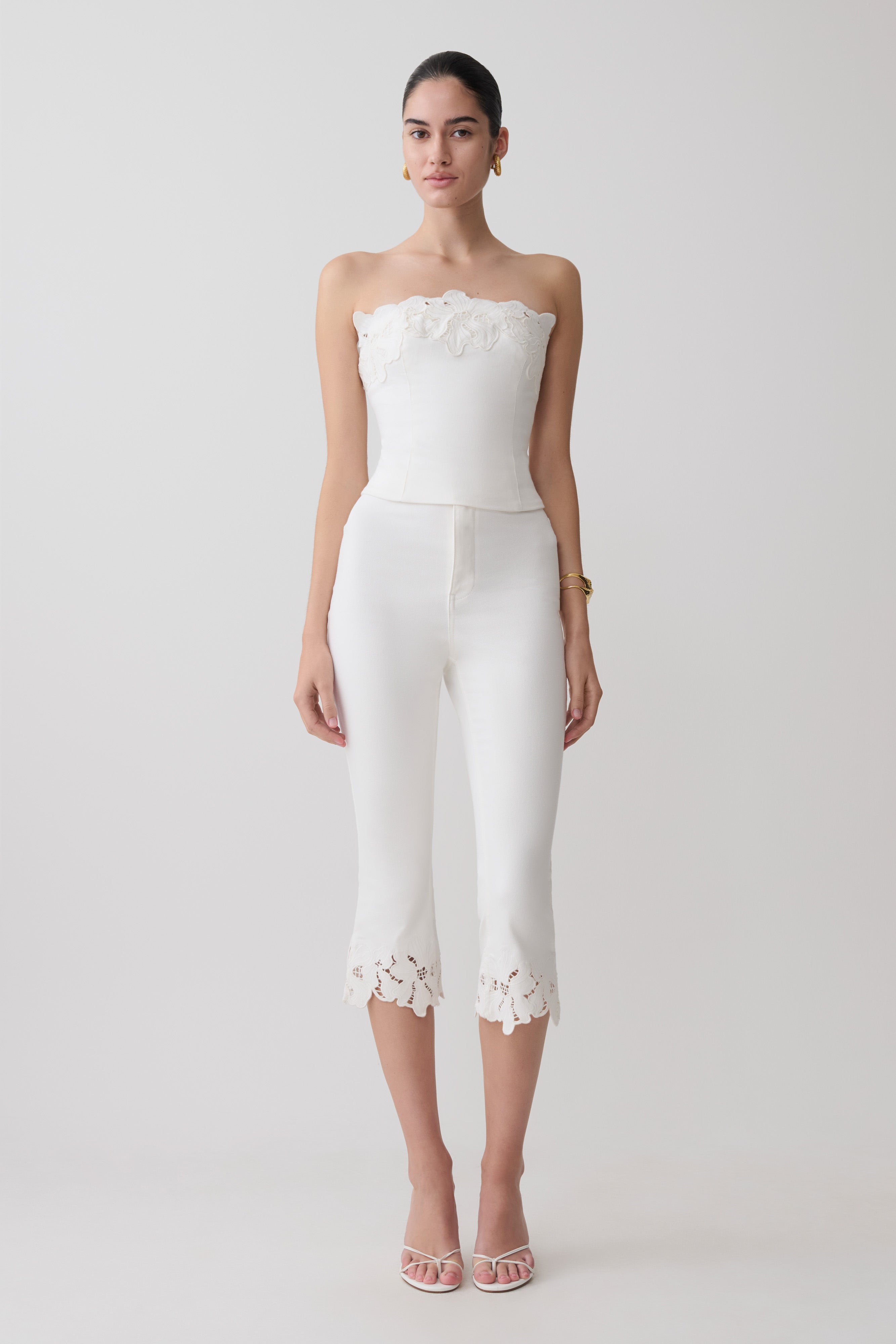 Tillie Flower Embroidery Denim Capris in White – Chic&Drifts