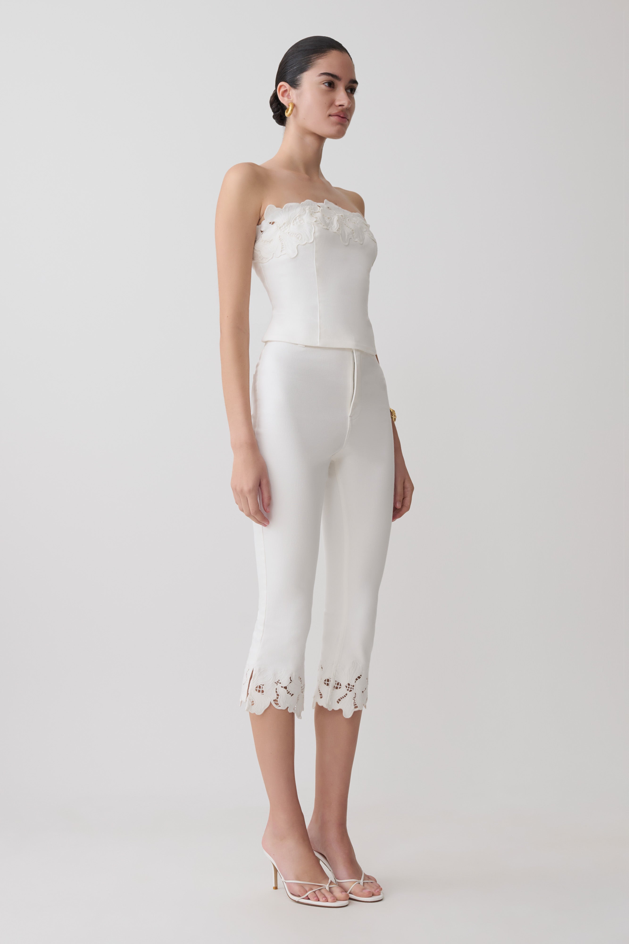 Tillie Flower Embroidery Denim Capris in White – Chic&Drifts