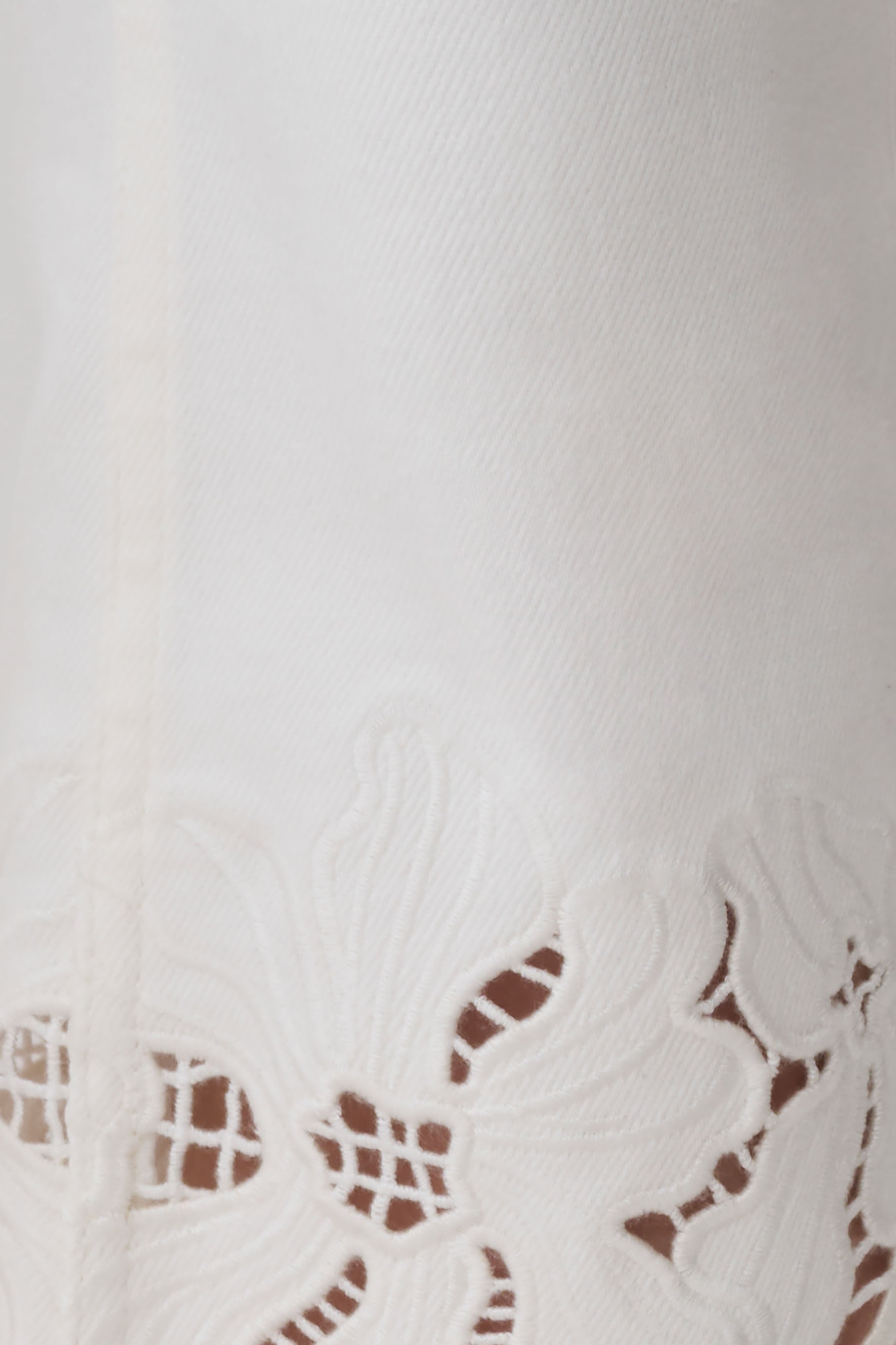 Tillie Flower Embroidery Denim Capris in White – Chic&Drifts