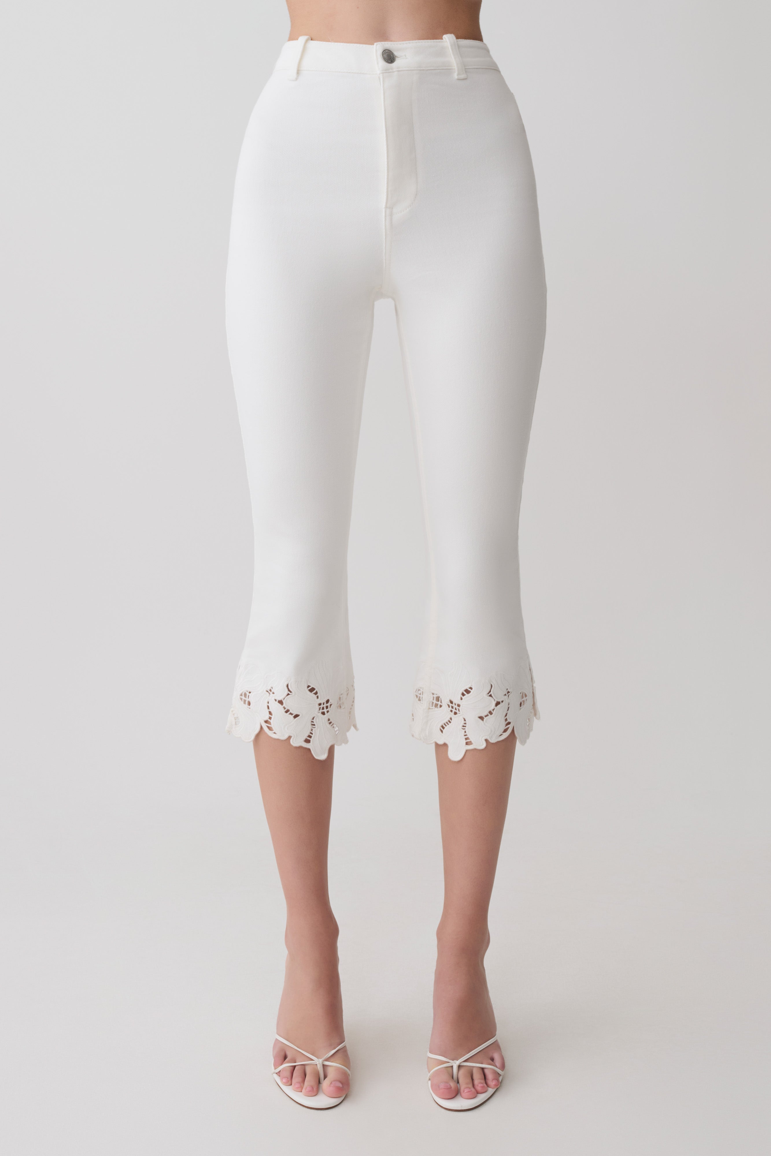 Tillie Flower Embroidery Denim Capris in White – Chic&Drifts