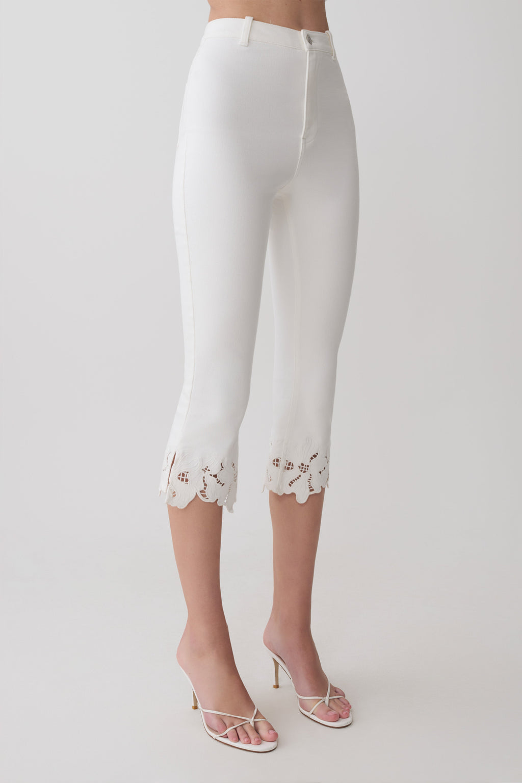 Tillie Flower Embroidery Denim Capris in White – Chic&Drifts