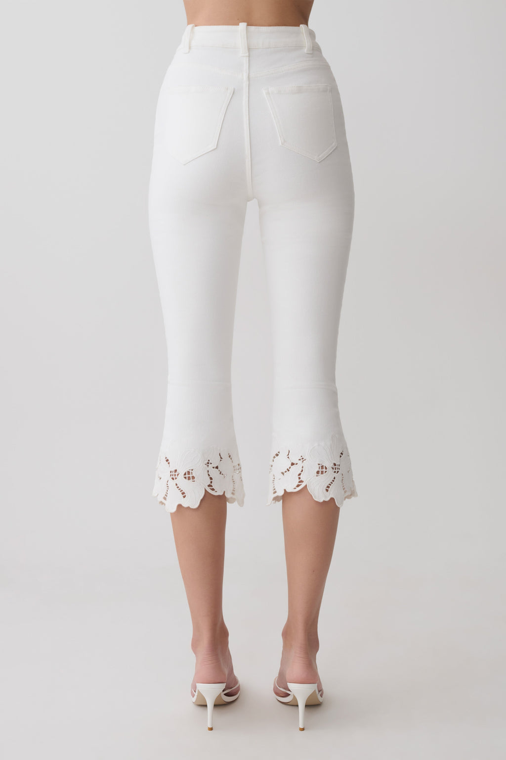 Tillie Flower Embroidery Denim Capris in White – Chic&Drifts