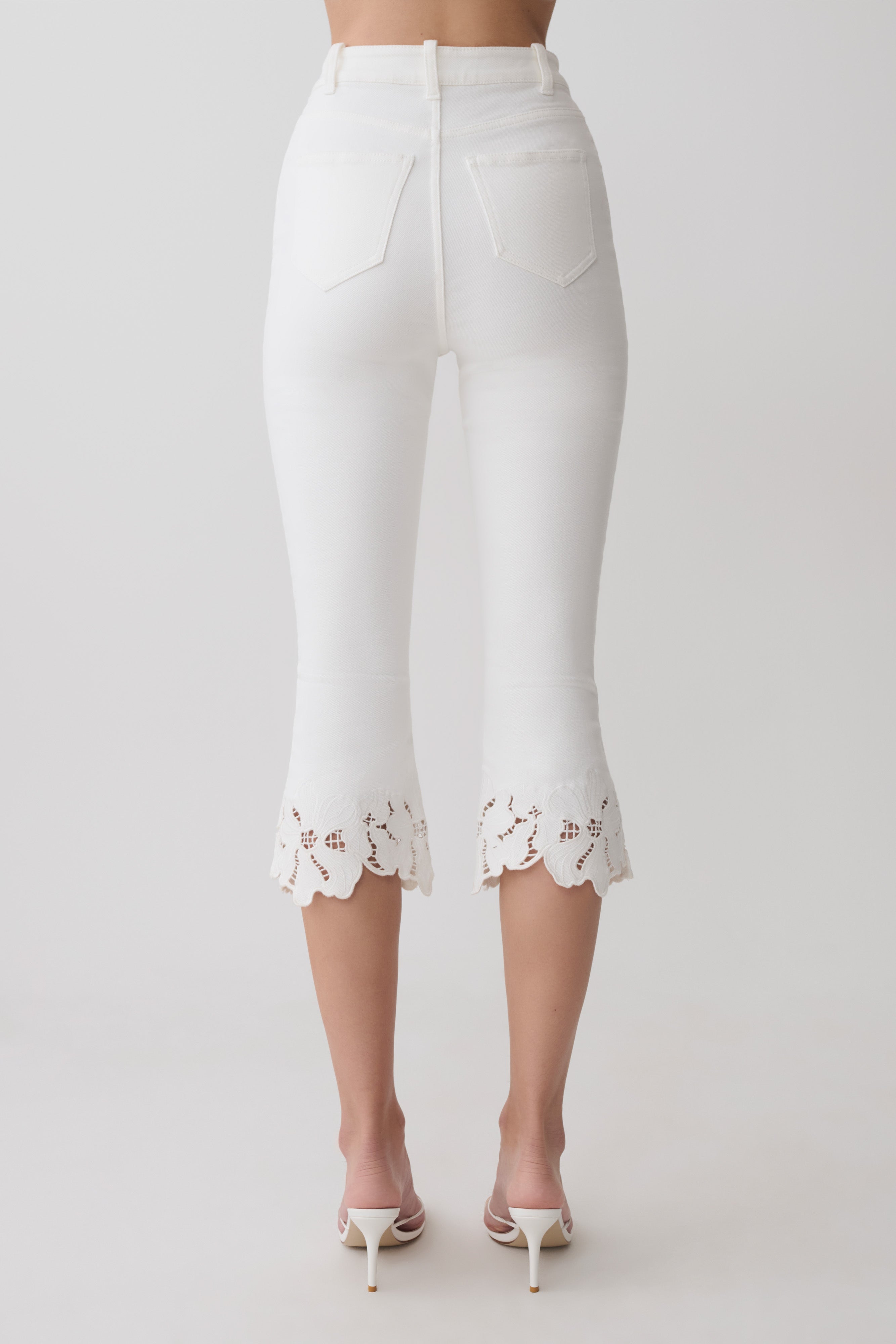 Tillie Flower Embroidery Denim Capris in White – Chic&Drifts