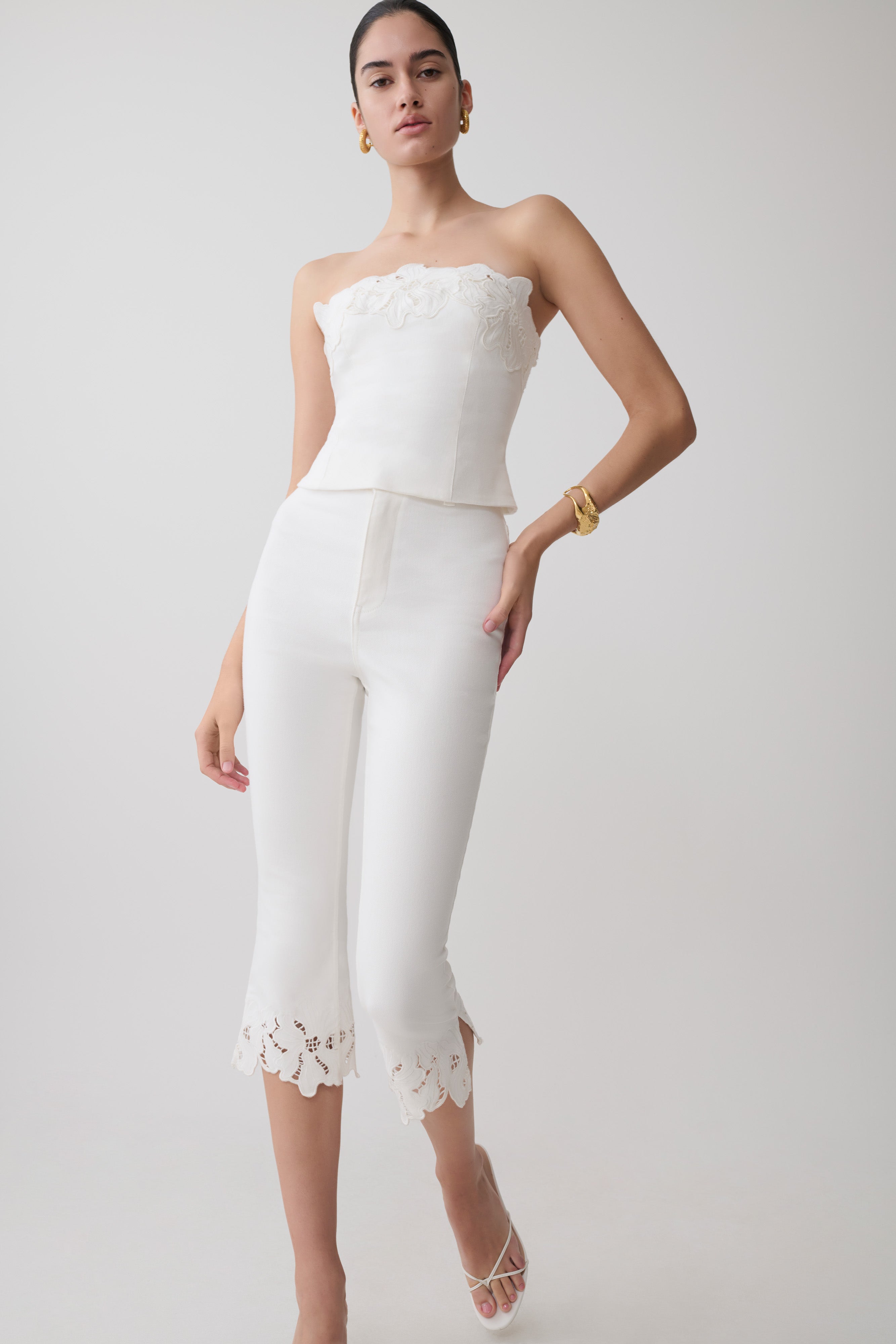 Tillie Flower Embroidery Denim Capris in White – Chic&Drifts
