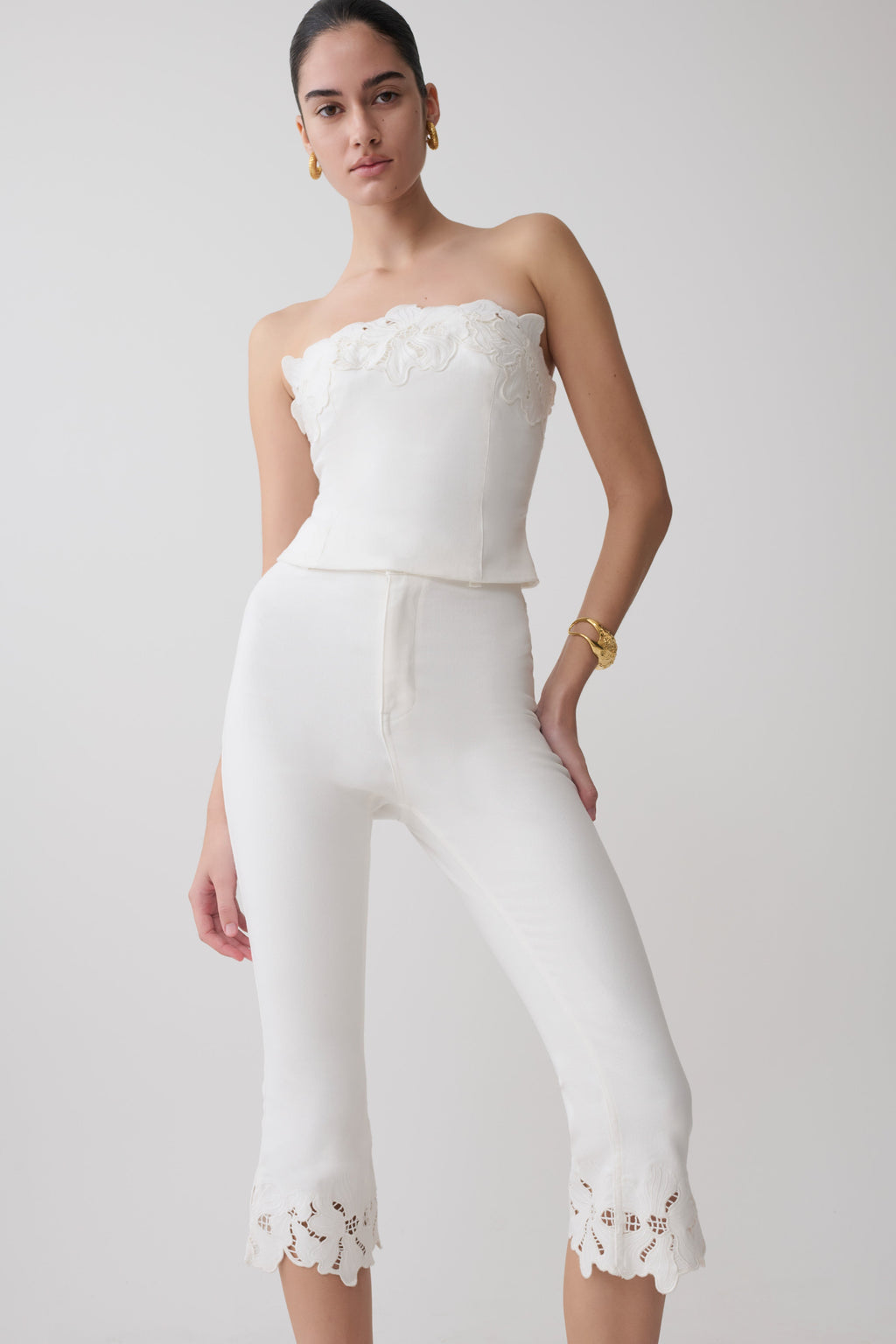 Tillie Flower Embroidery Denim Capris in White – Chic&Drifts