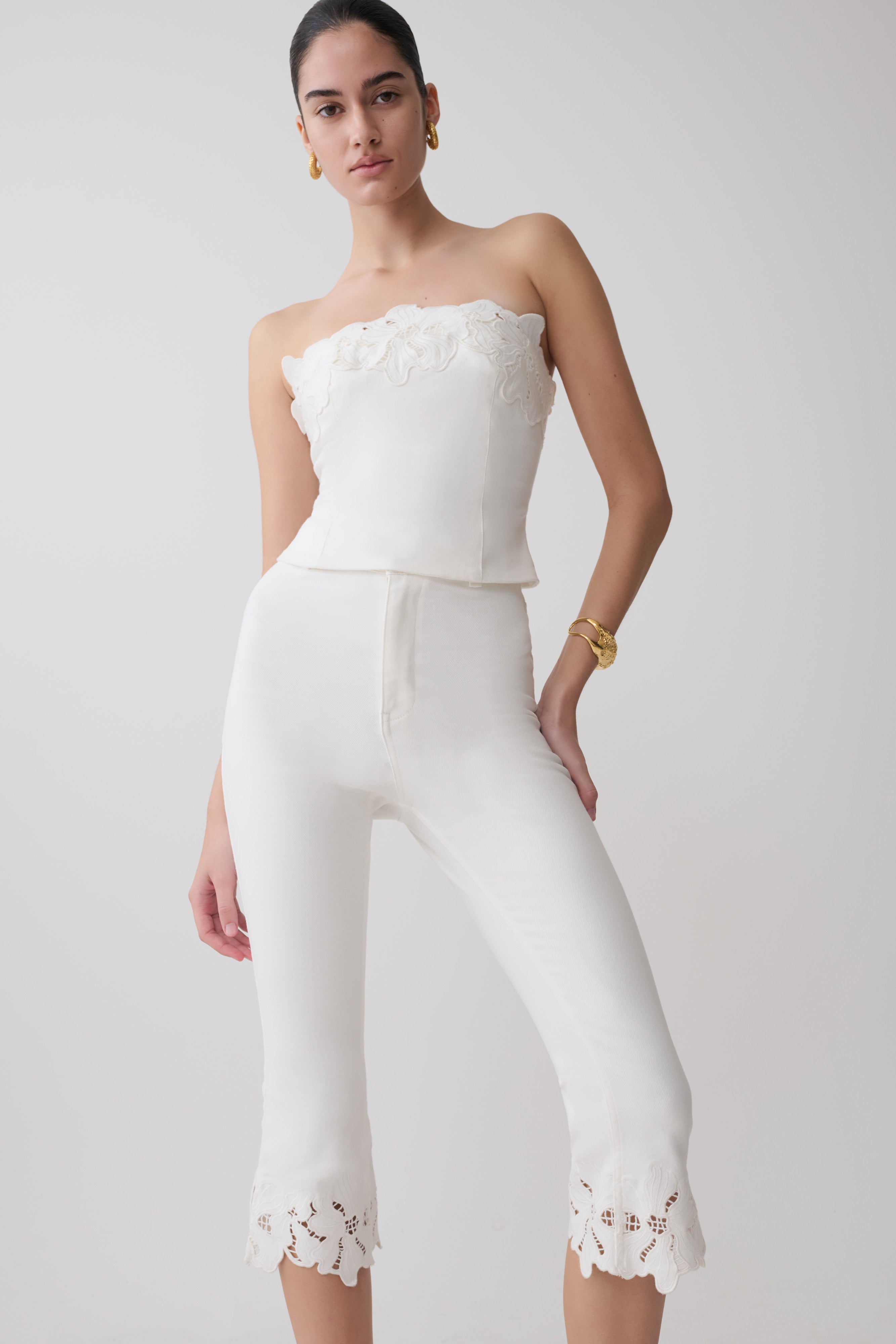 Tillie Flower Embroidery Denim Capris in White – Chic&Drifts