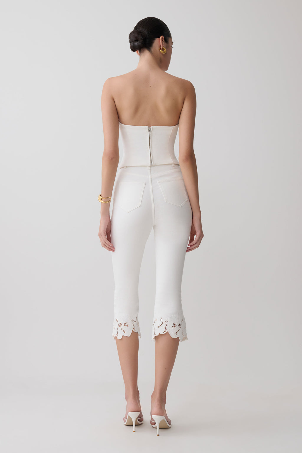 Tillie Flower Embroidery Denim Capris in White – Chic&Drifts