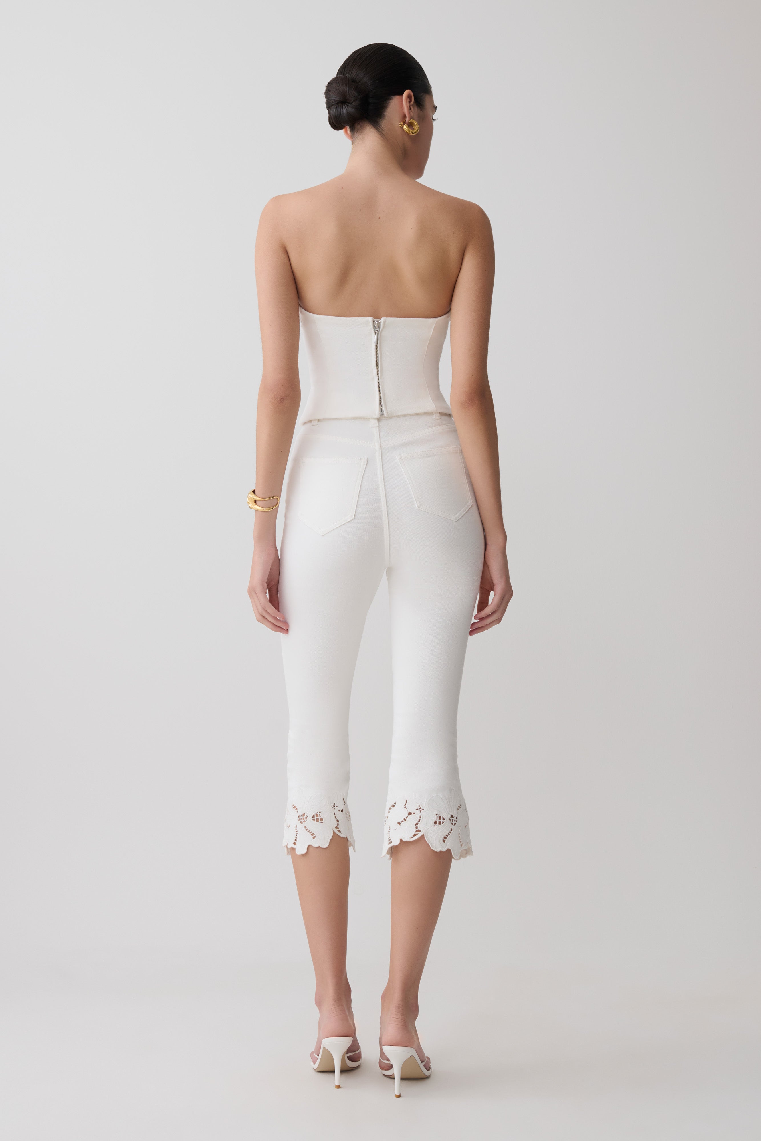 Tillie Flower Embroidery Denim Capris in White – Chic&Drifts