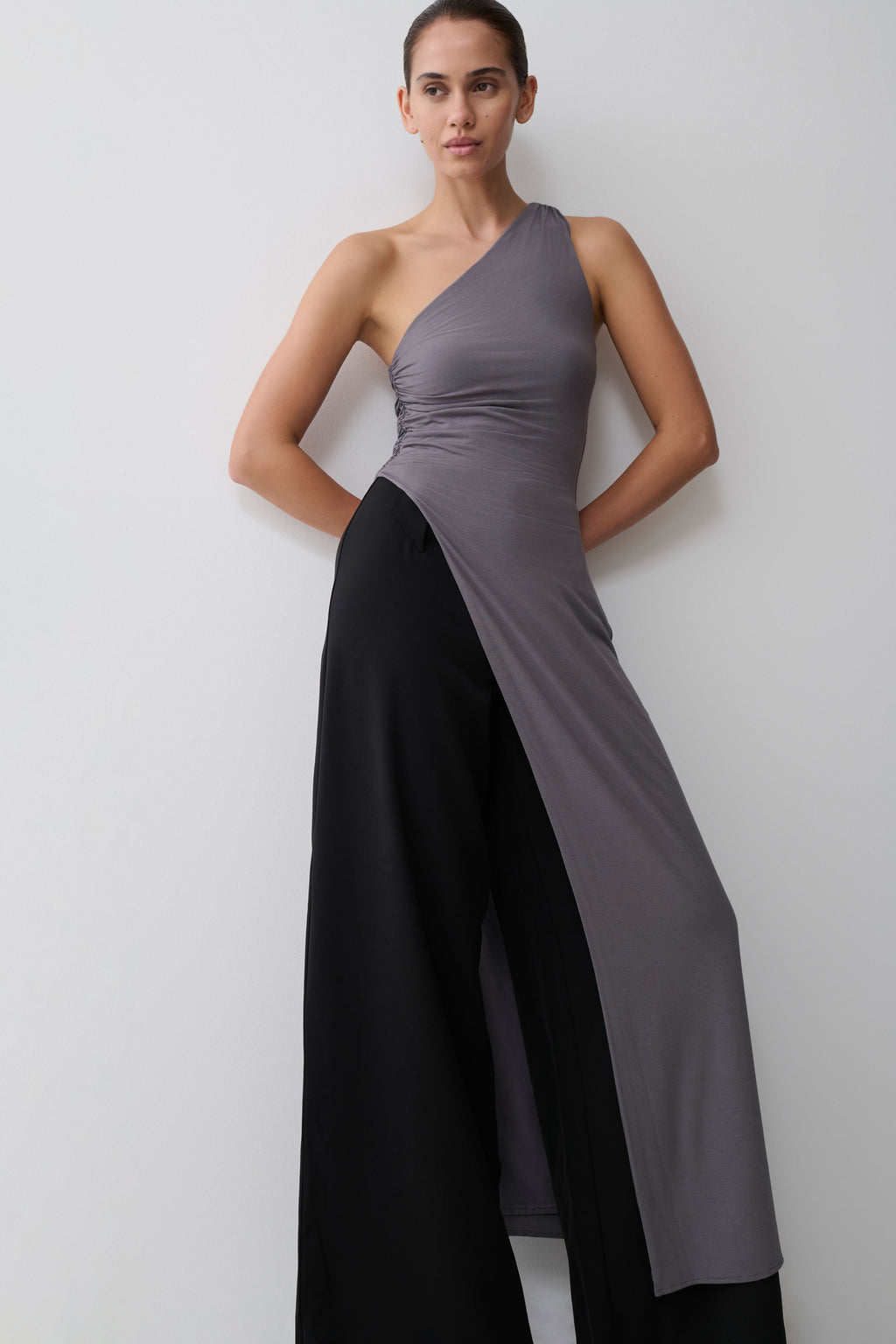 Coriona Long Line Top With Front Cut Out in Grey – Chic&Drifts