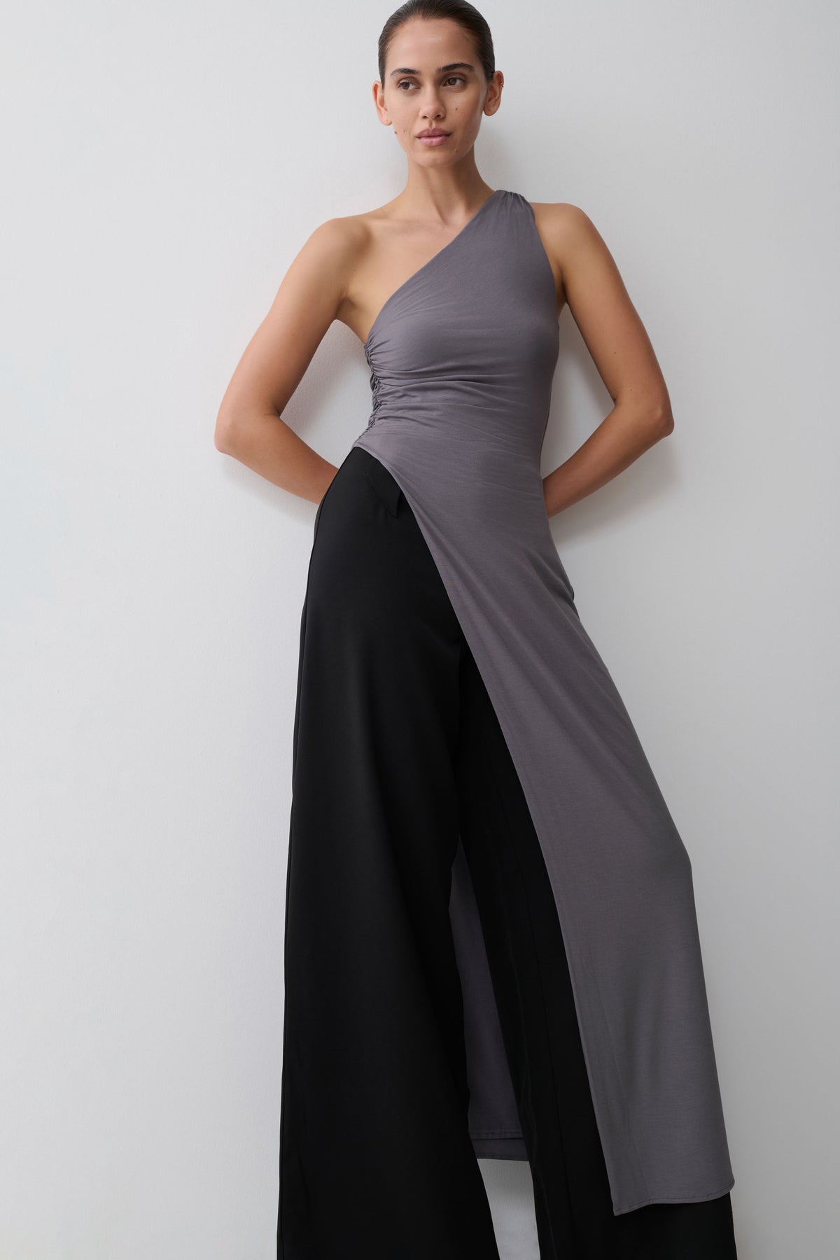 Coriona Long Line Top With Front Cut Out in Grey – Chic&Drifts