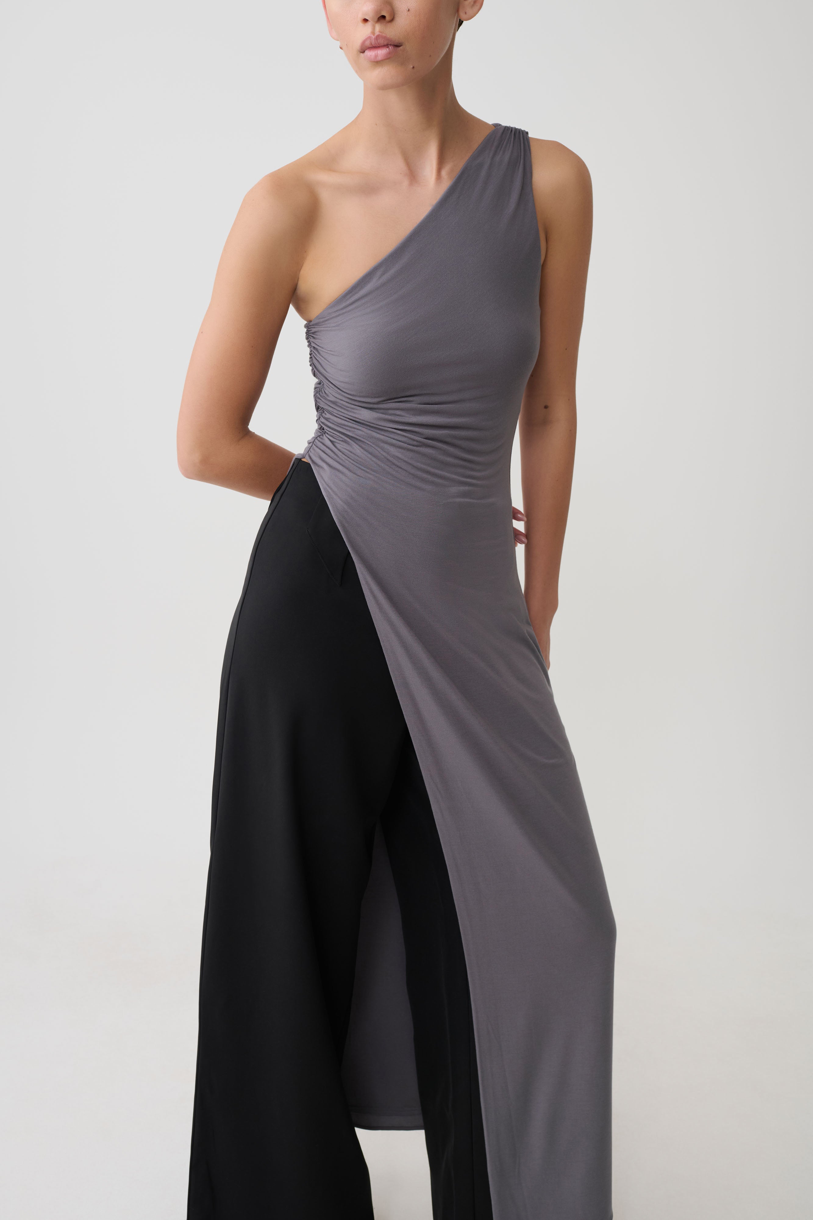 Coriona Long Line Top With Front Cut Out in Grey – Chic&Drifts