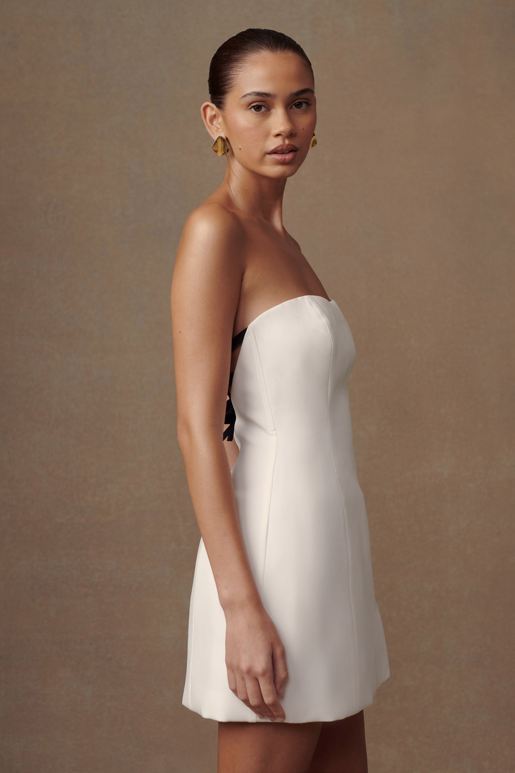 Neeka Strapless Bow Back Mini Dress in White – Chic&Drifts
