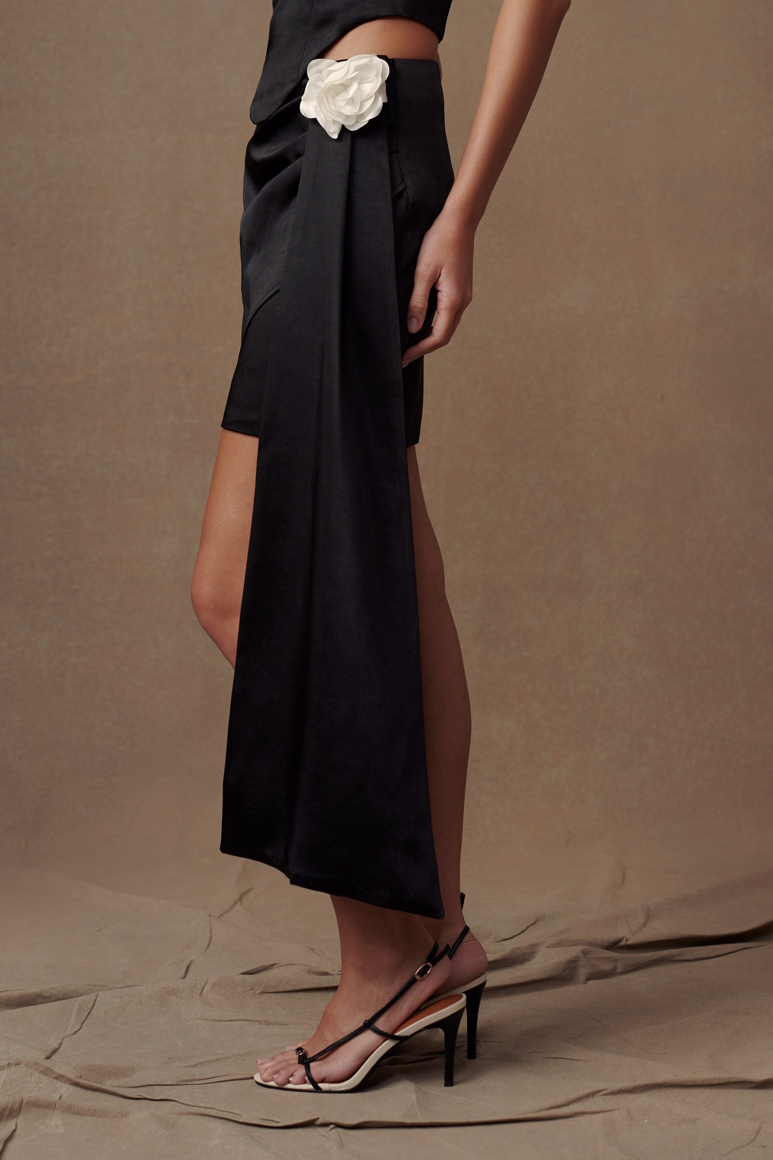 Margot Rose Mini Skirt in Black – Chic&Drifts