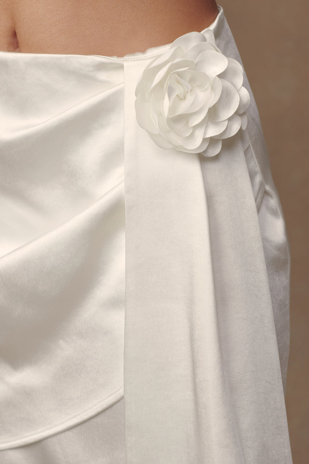 Margot Rose Mini Skirt in White – Chic&Drifts