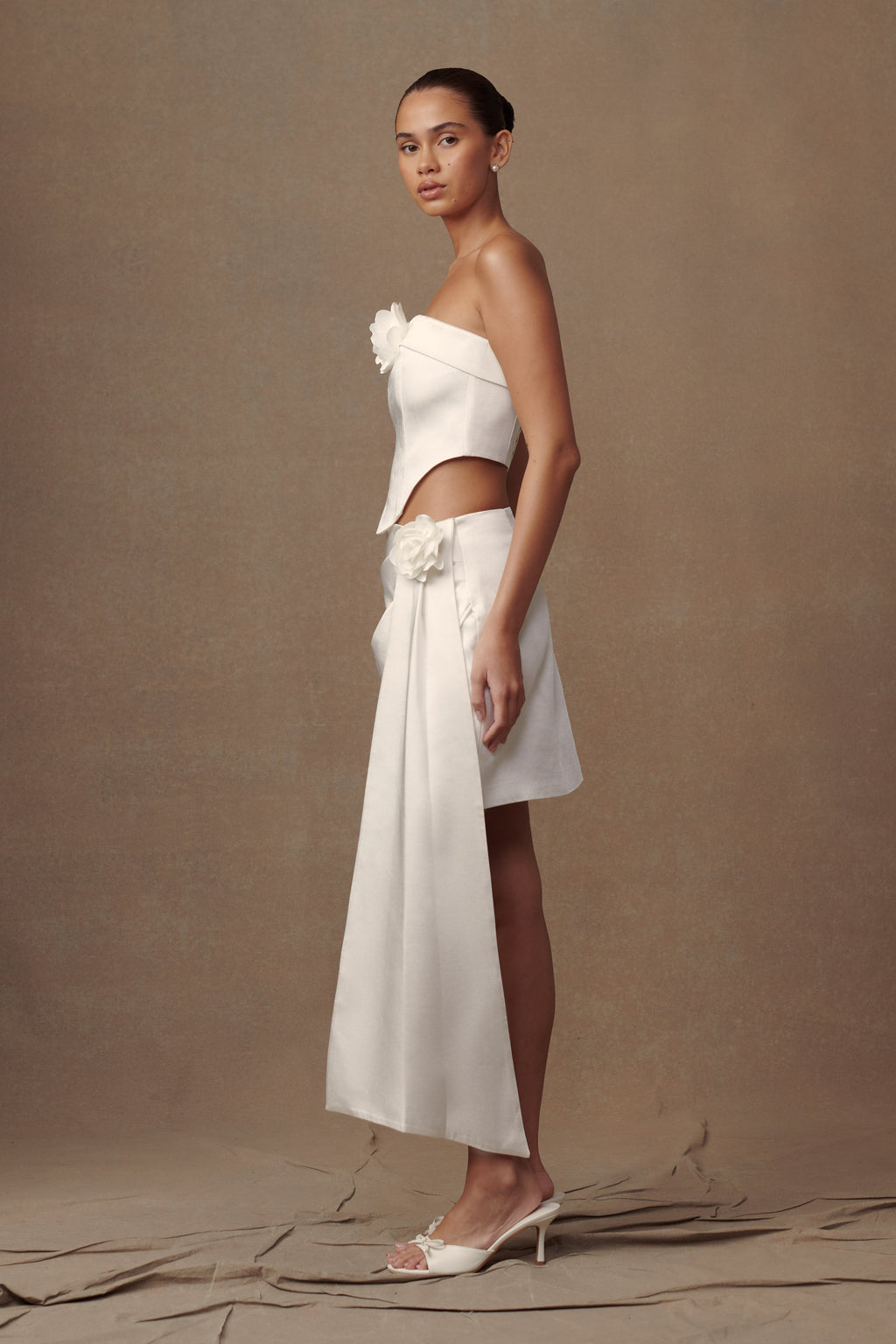 Margot Rose Mini Skirt in White – Chic&Drifts