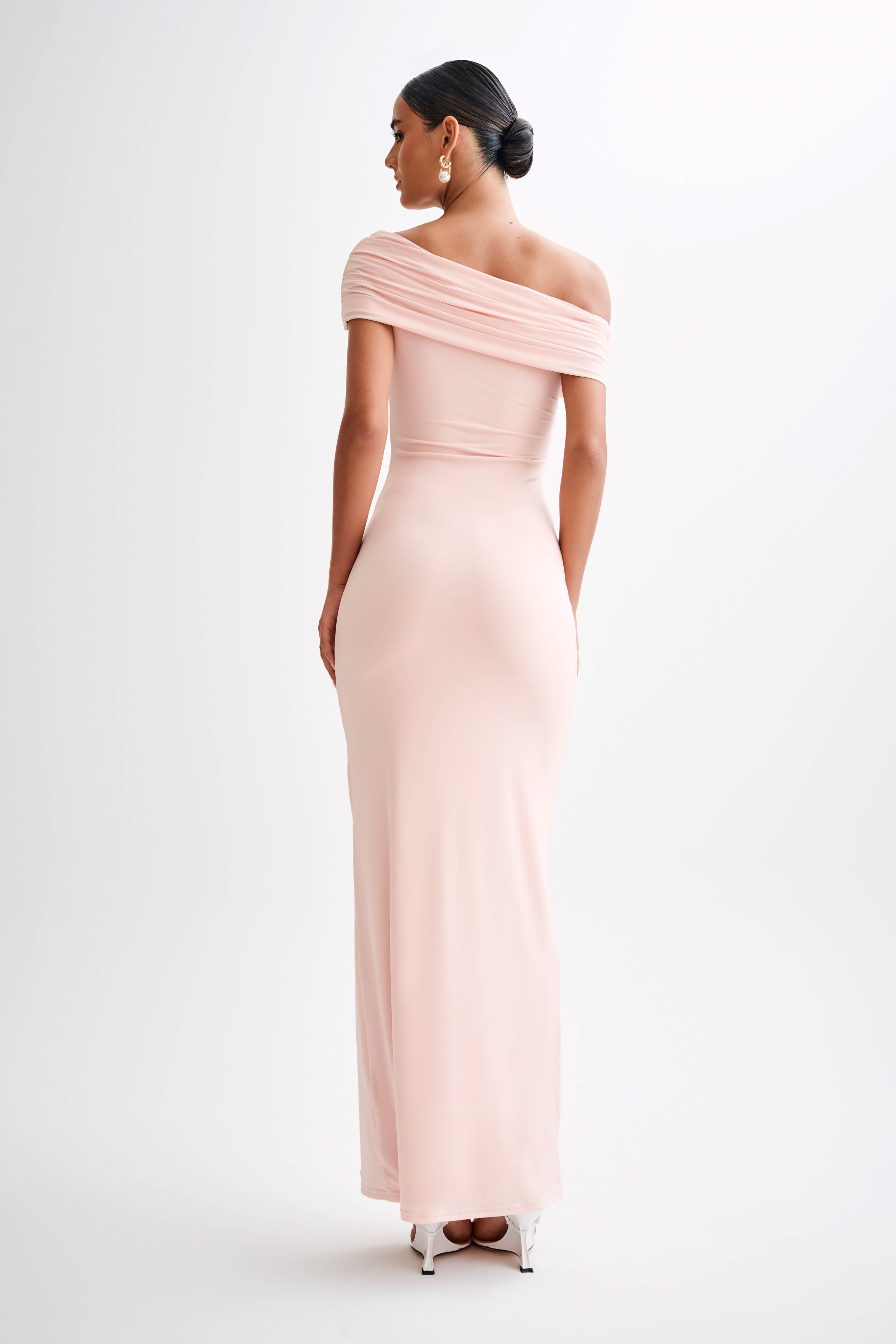 Cassandra Off Shoulder Slinky Maxi Dress in Pale Pink – Chic&Drifts