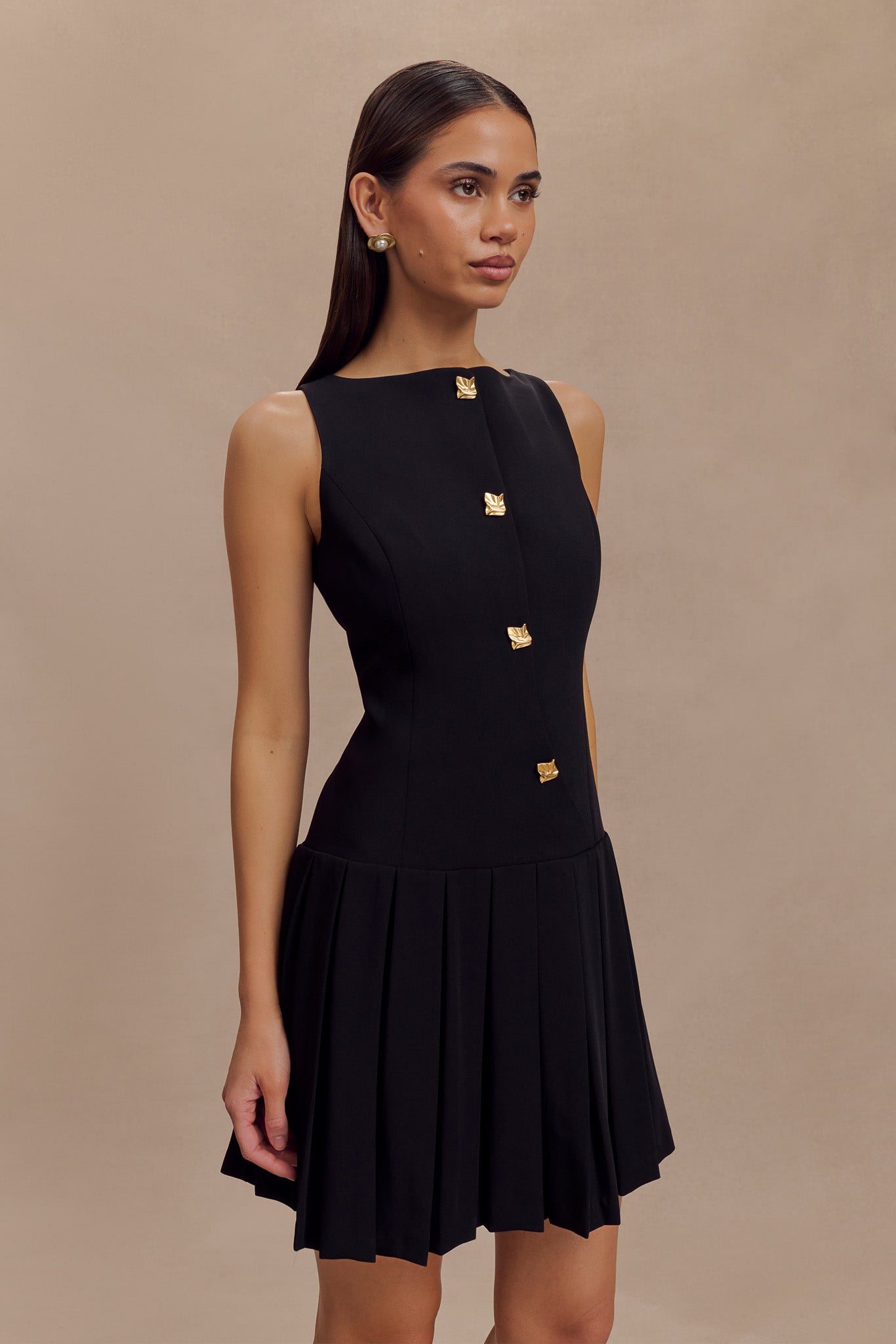 Mackenzie Sleeveless Pleated Mini Dress in Black – Chic&Drifts