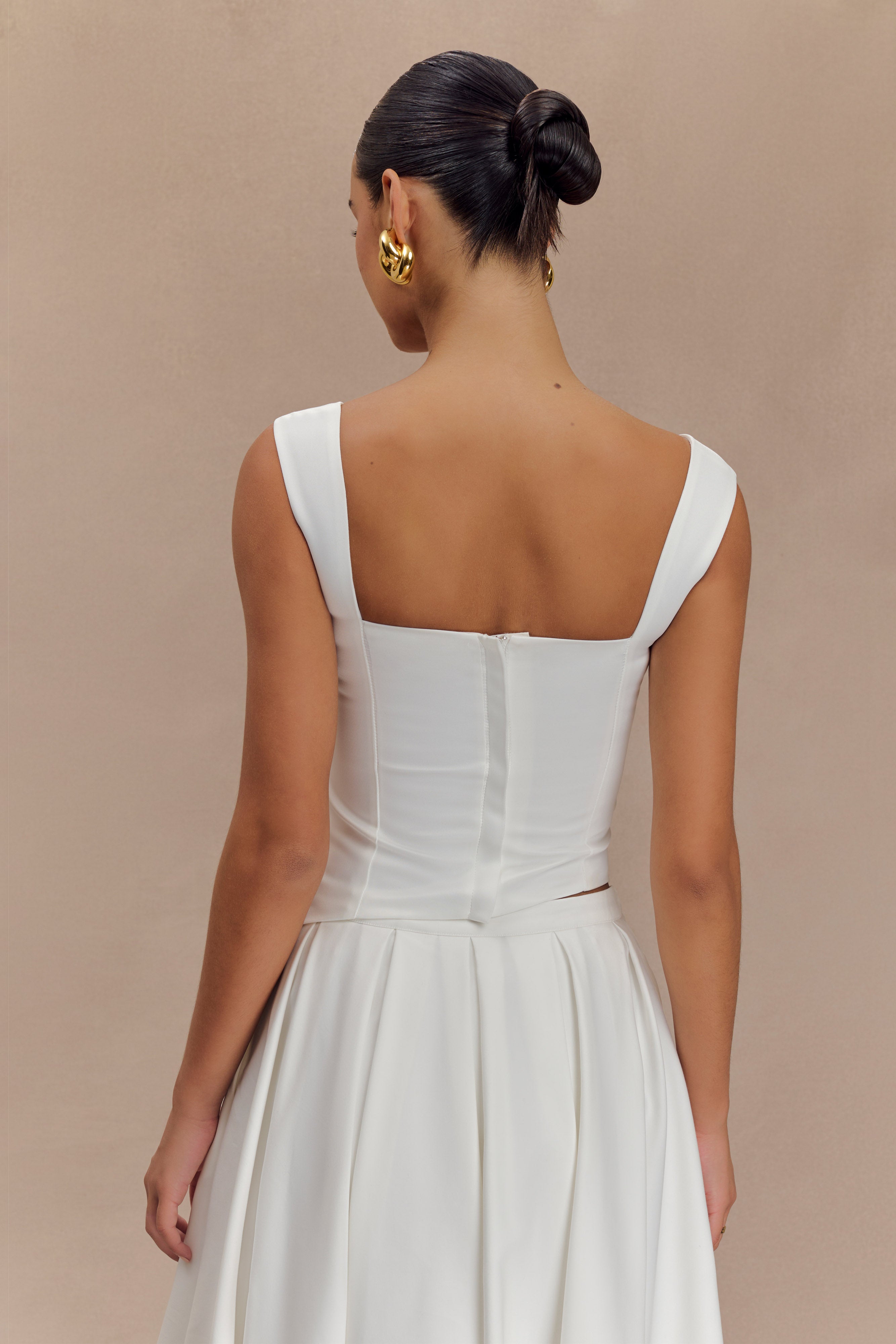 Bryony Satin Structured Sleeveless Top in White – Chic&Drifts