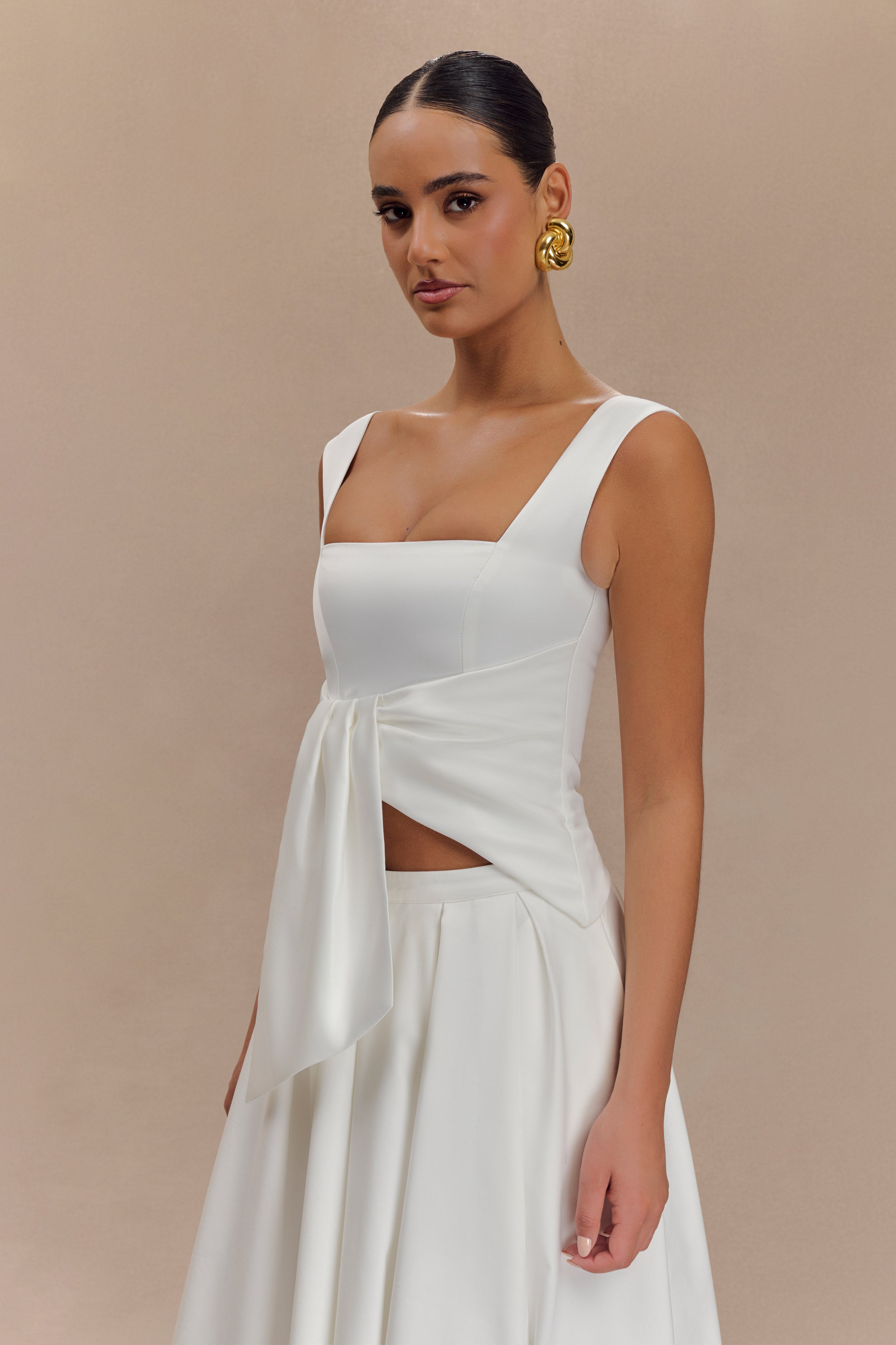 Bryony Satin Structured Sleeveless Top in White – Chic&Drifts