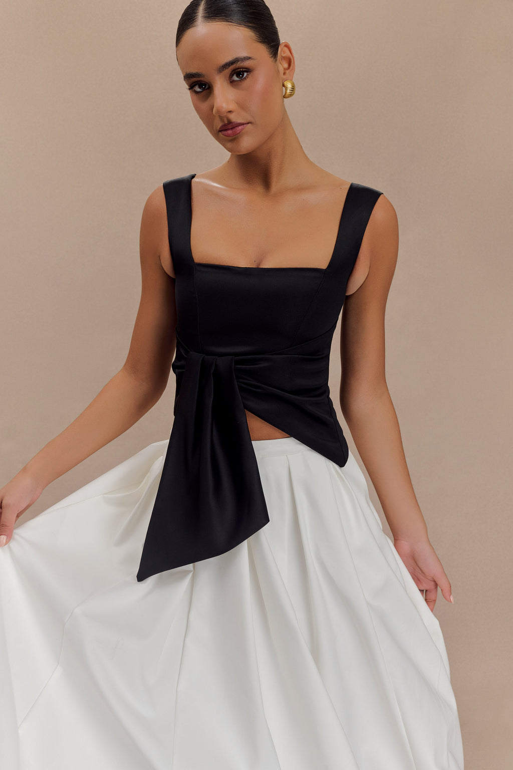 Bryony Satin Structured Sleeveless Top in Black – Chic&Drifts