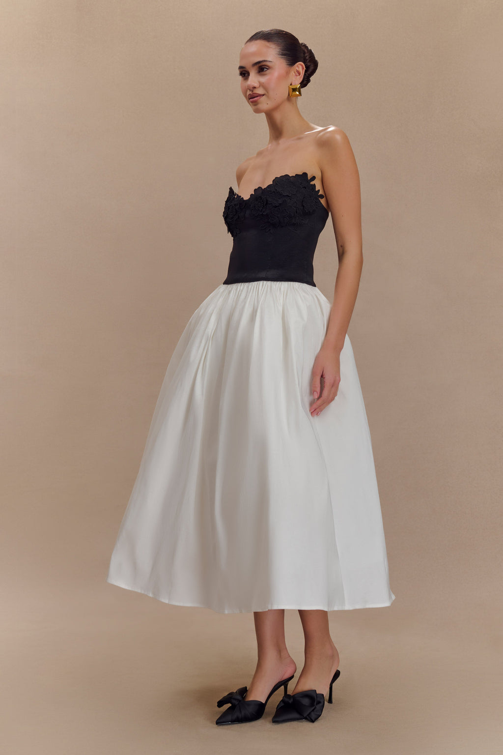 Elyssa Embroidered Contrast Midi Dress in Black/White – Chic&Drifts