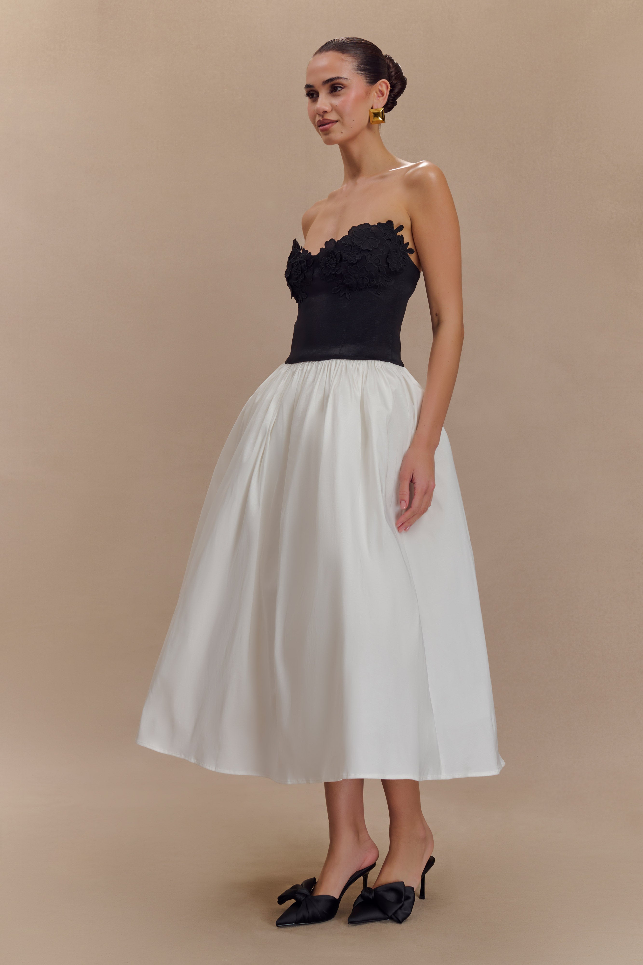 Elyssa Embroidered Contrast Midi Dress in Black/White – Chic&Drifts