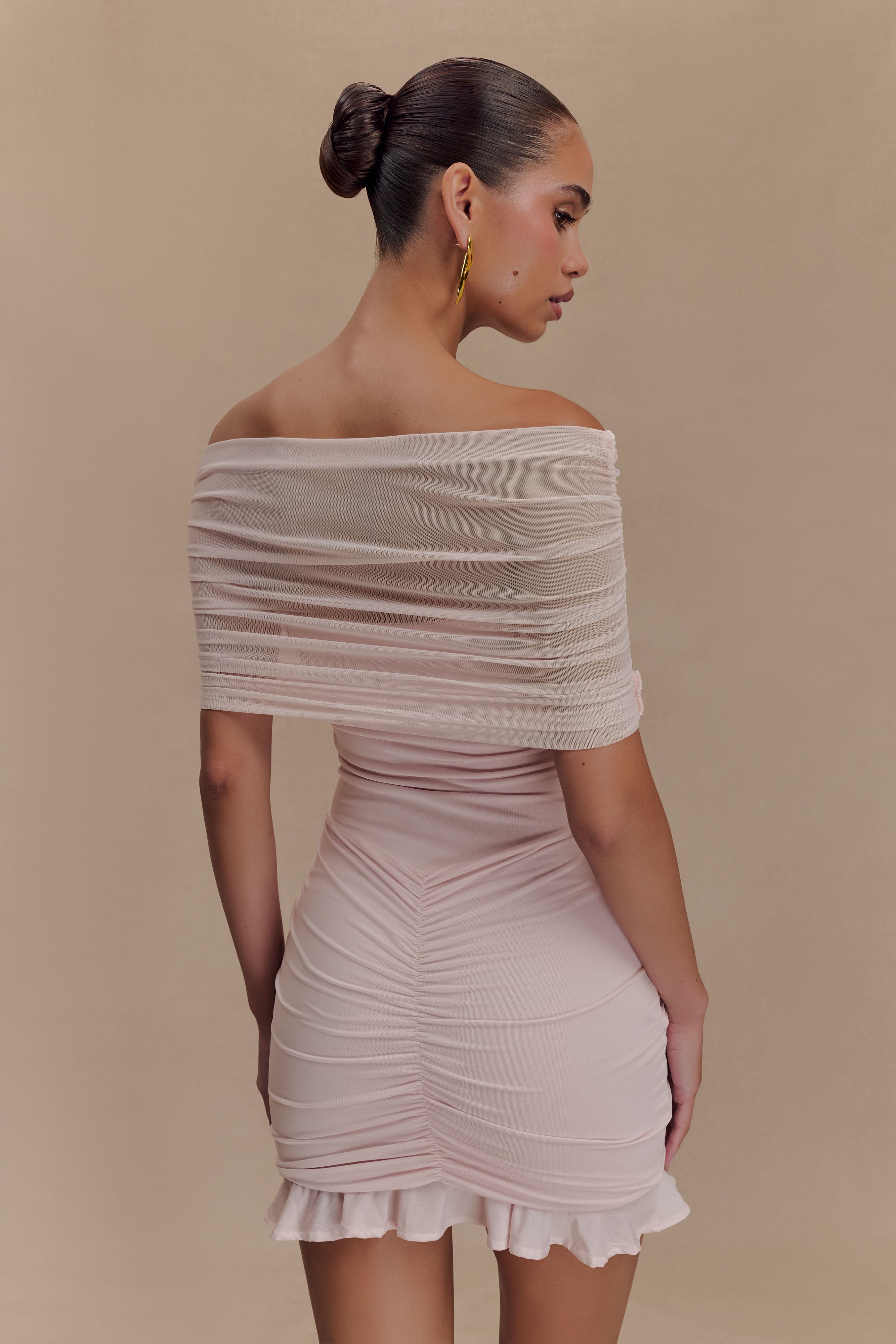 Caspian Slinky And Mesh Off Shoulder Mini Dress in Pale Pink – Chic&Drifts