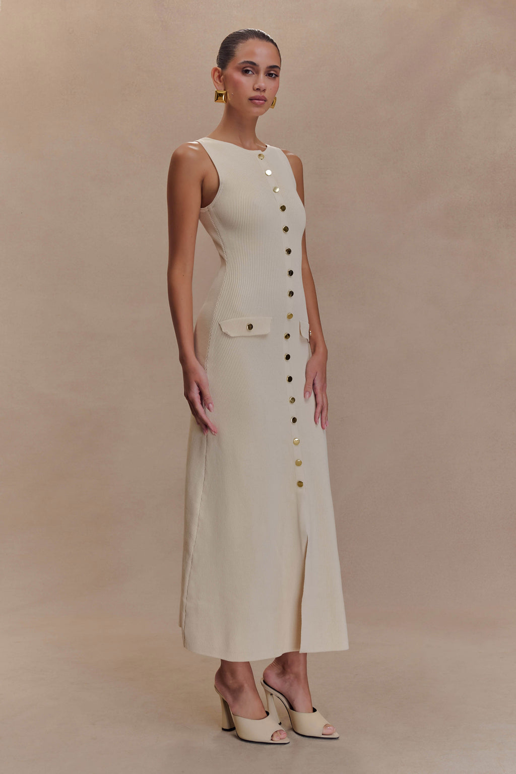 Sawyer Sleeveless Buttoned Maxi Dress in Ivory – Chic&Drifts