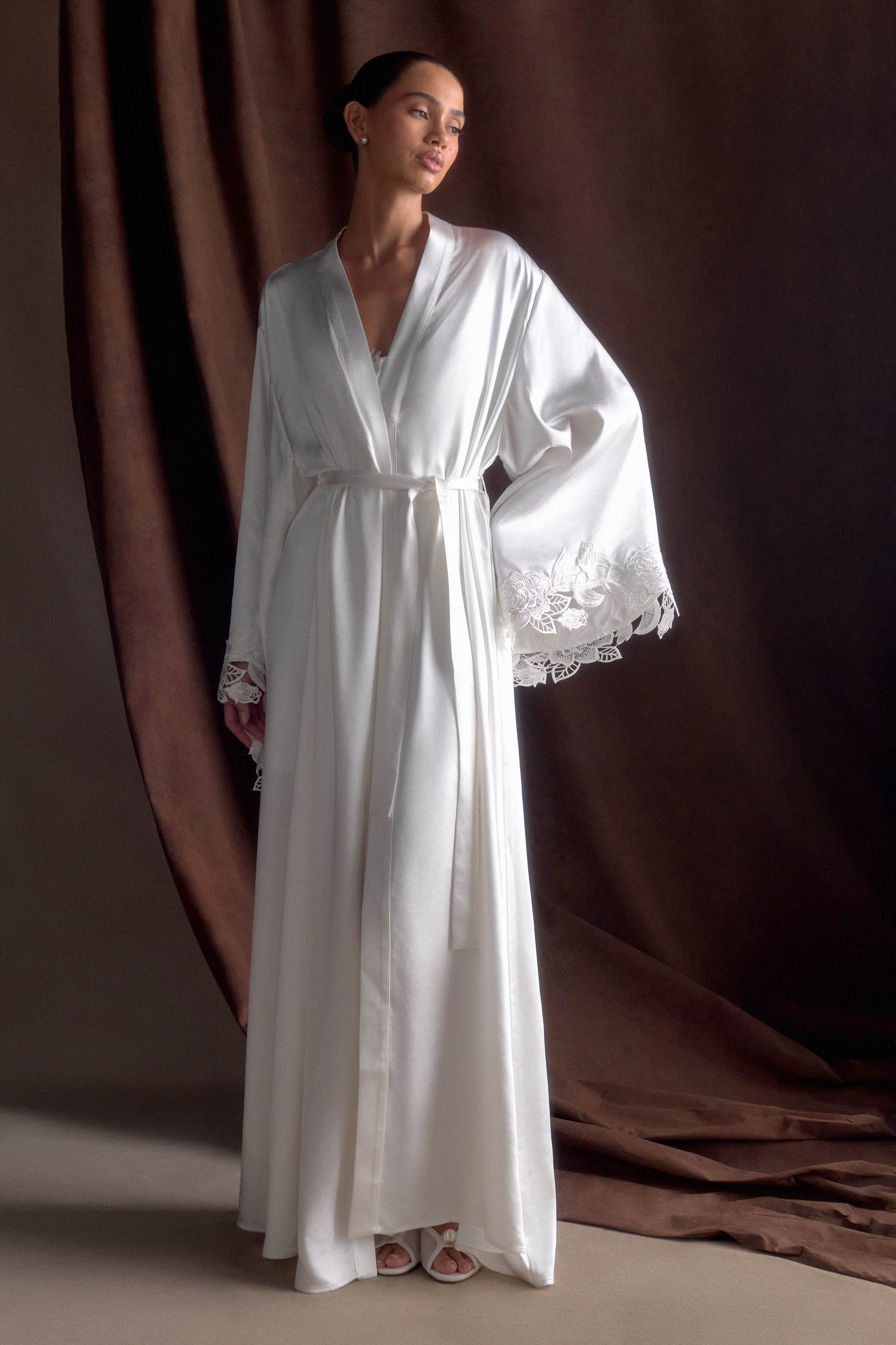 Sullivan Satin Bridal Robe With Lace in Ivory – Chic&Drifts