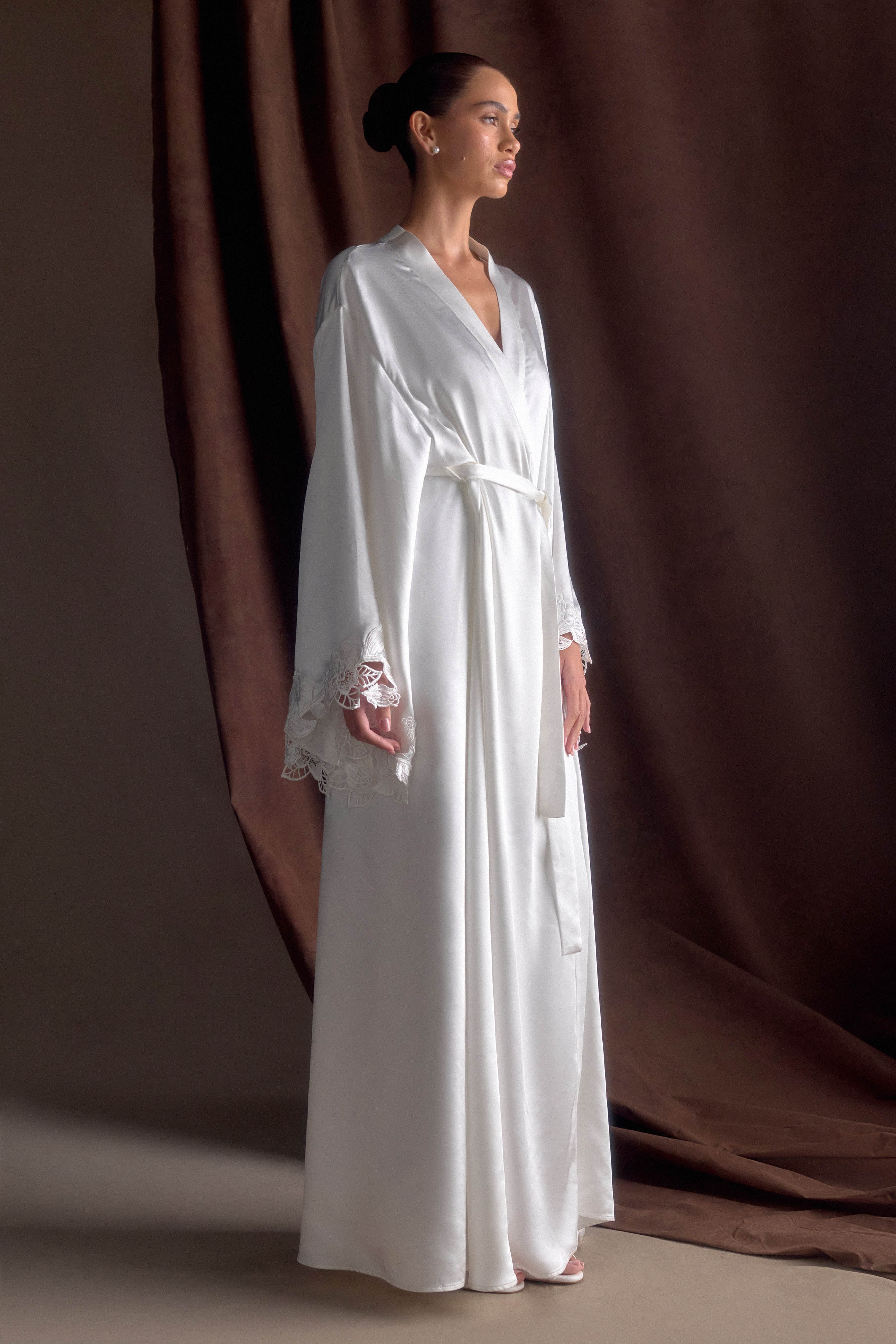 Sullivan Satin Bridal Robe With Lace in Ivory – Chic&Drifts
