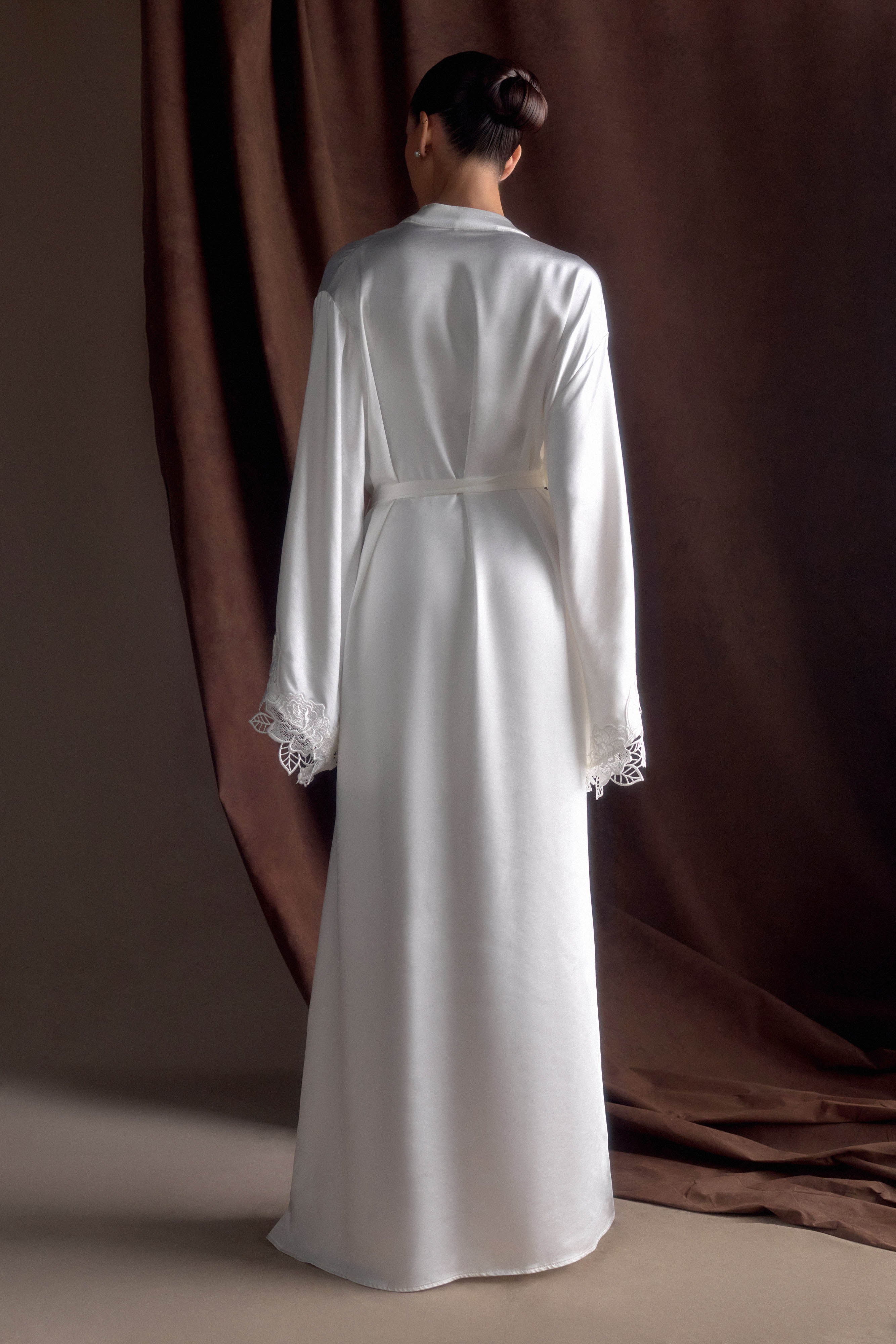 Sullivan Satin Bridal Robe With Lace in Ivory – Chic&Drifts
