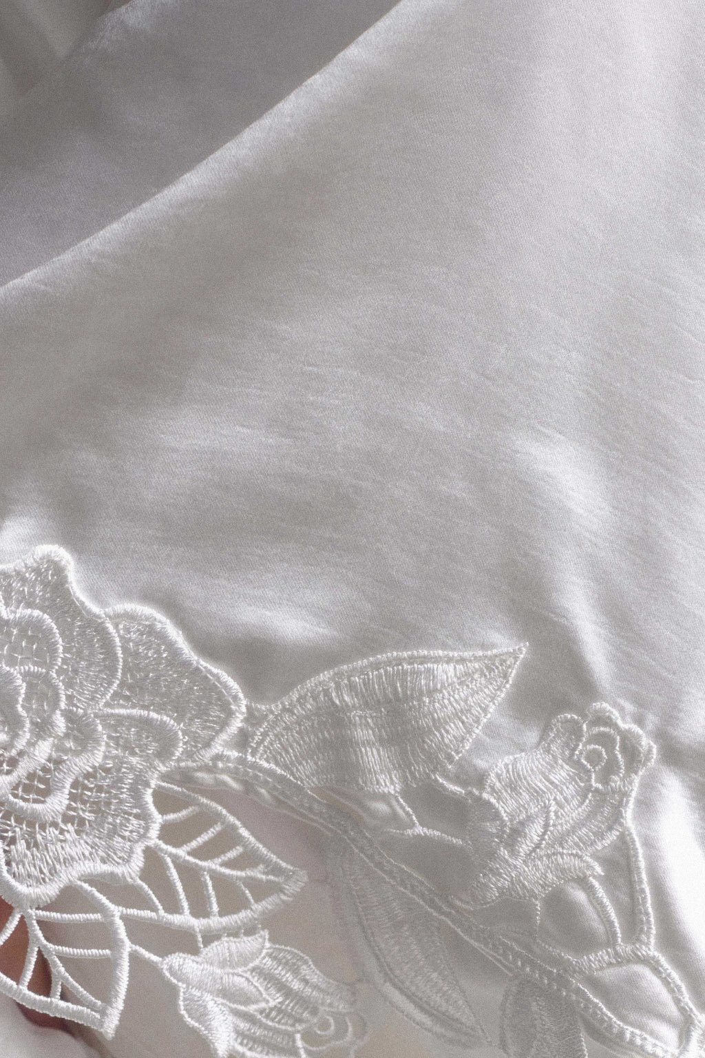 Sullivan Satin Bridal Robe With Lace in Ivory – Chic&Drifts
