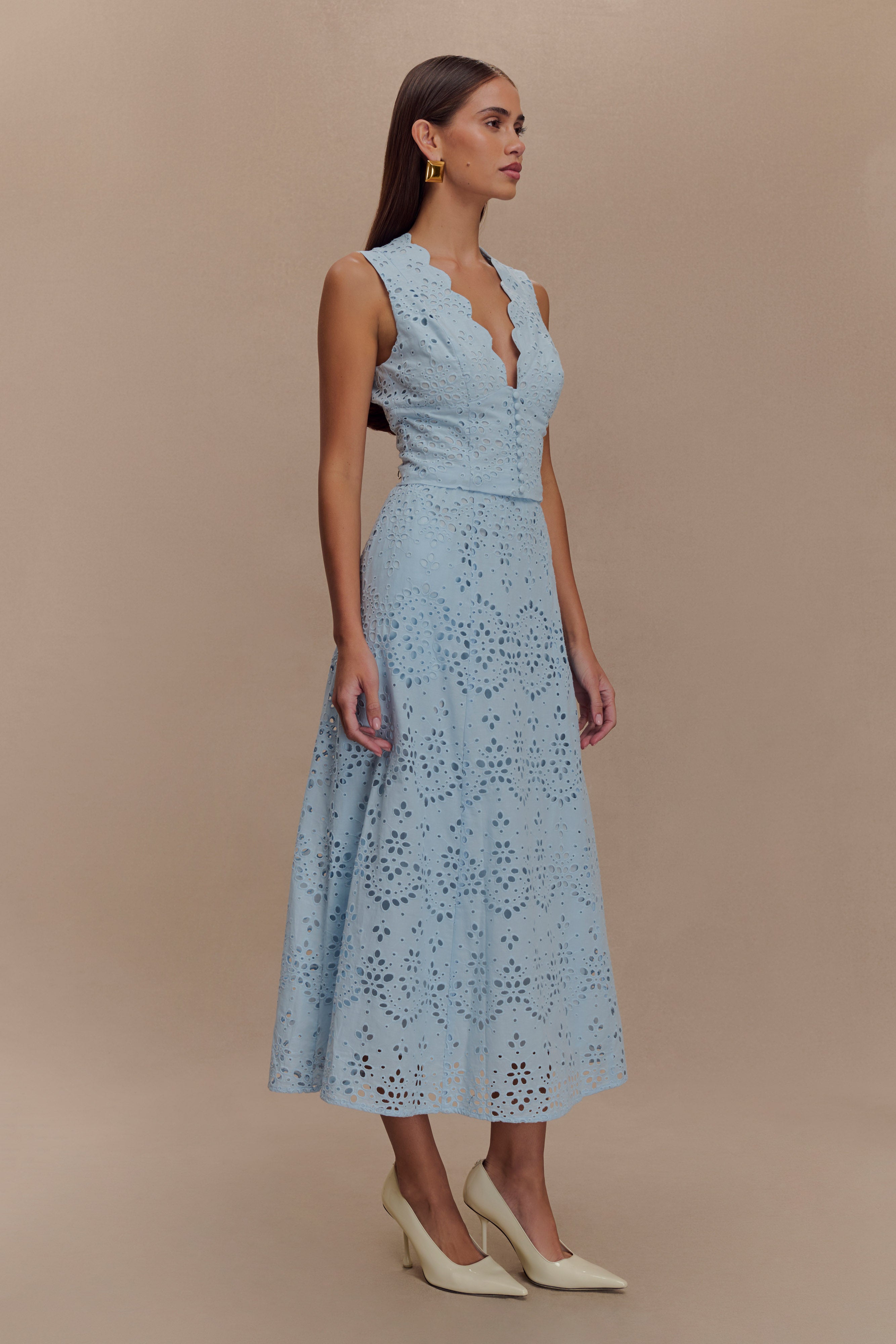 Arla Broderie Midi Skirt in Pale Cornflower Blue – Chic&Drifts