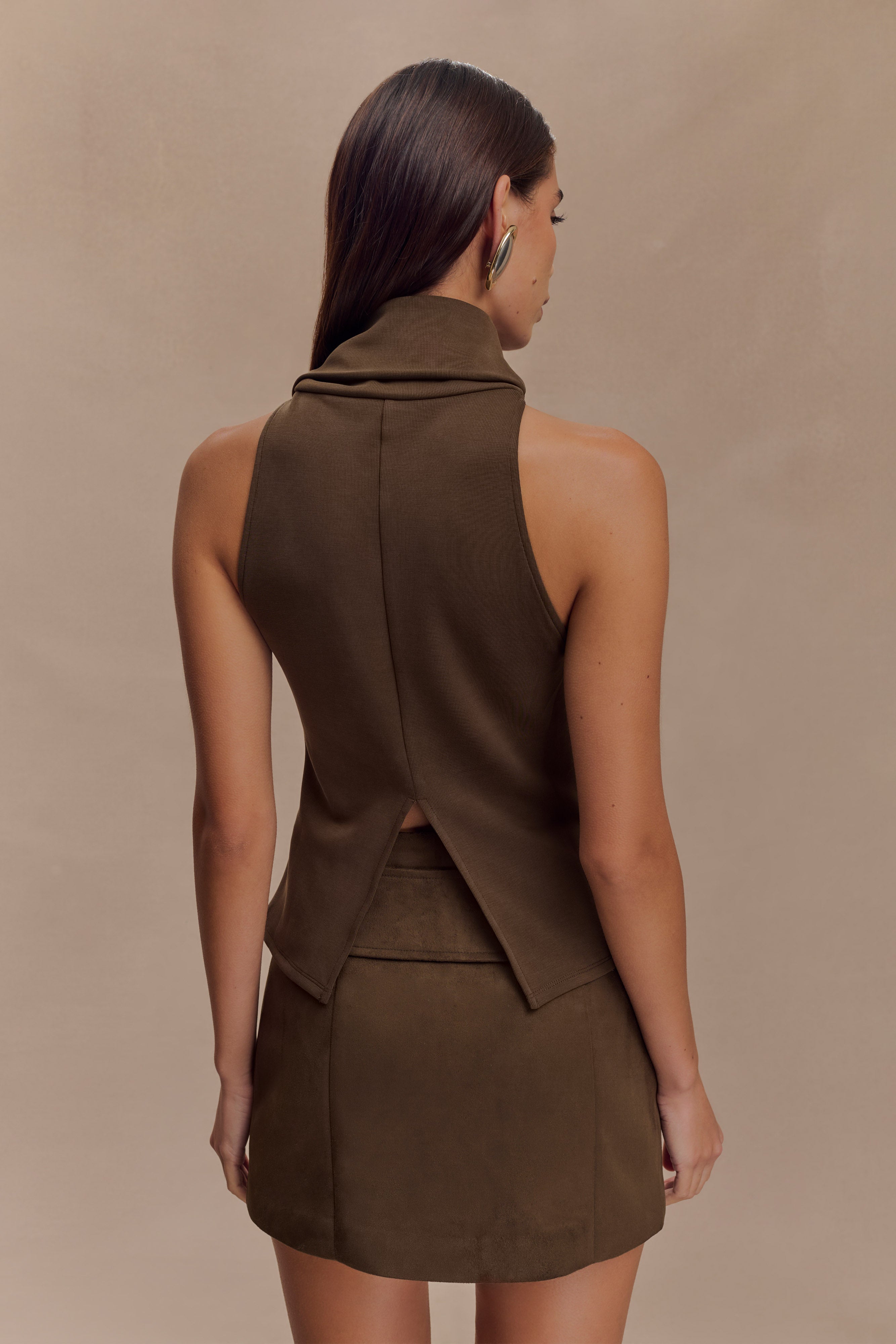 Hayes Faux Suede Belted Mini Skirt in Chocolate – Chic&Drifts