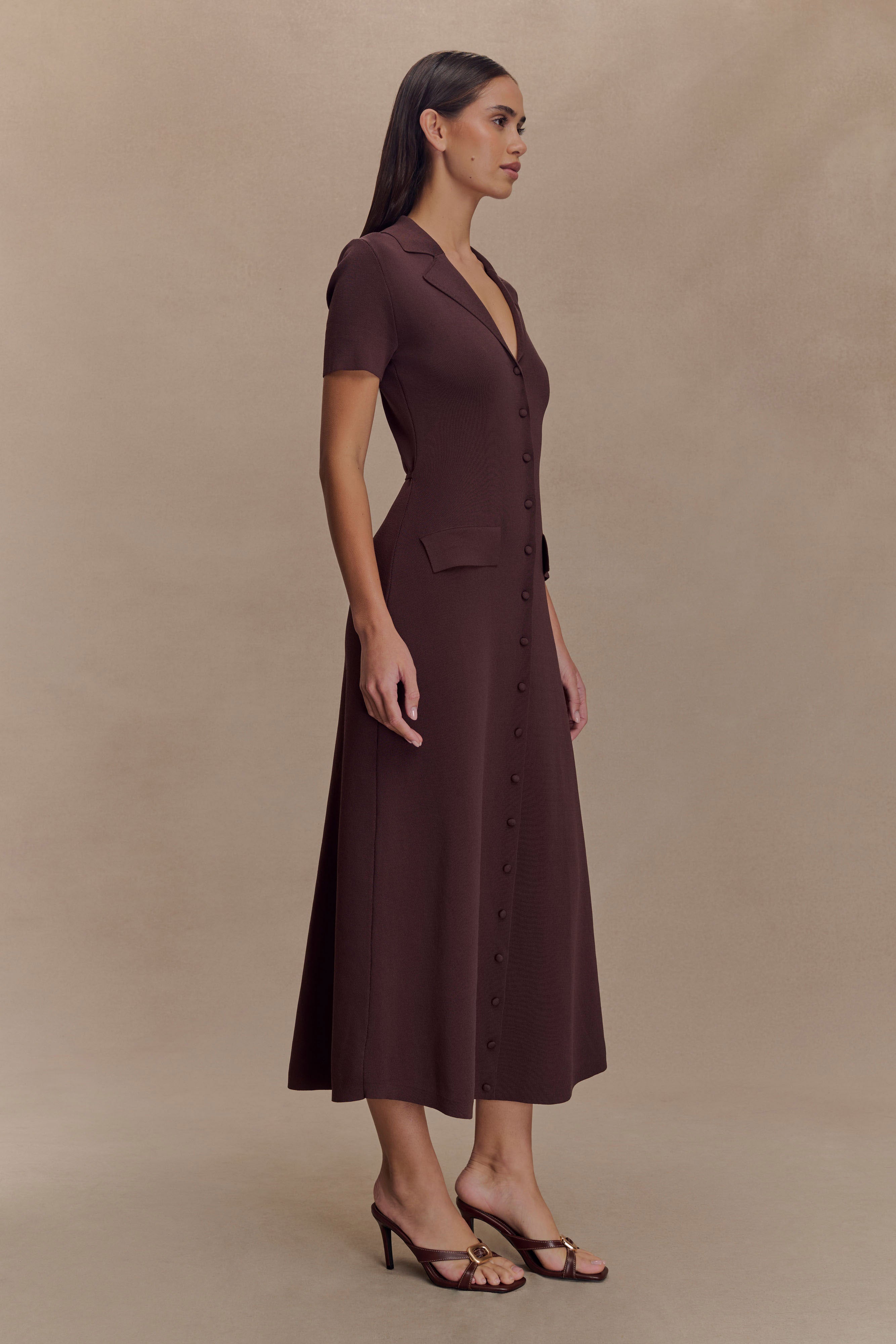 Pearson Short Sleeve Knit Midi Dress in Chocolate – Chic&Drifts