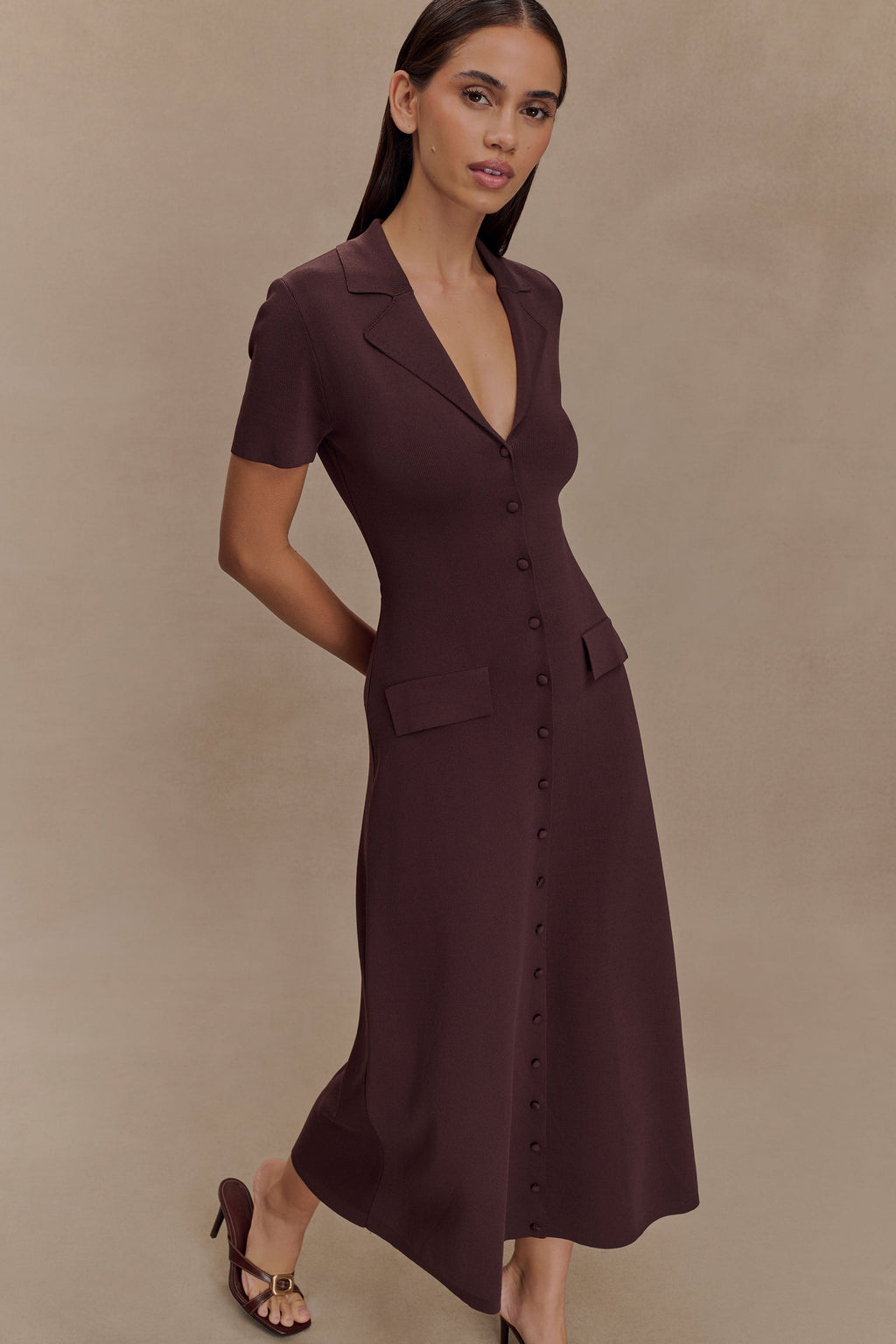 Pearson Short Sleeve Knit Midi Dress in Chocolate – Chic&Drifts