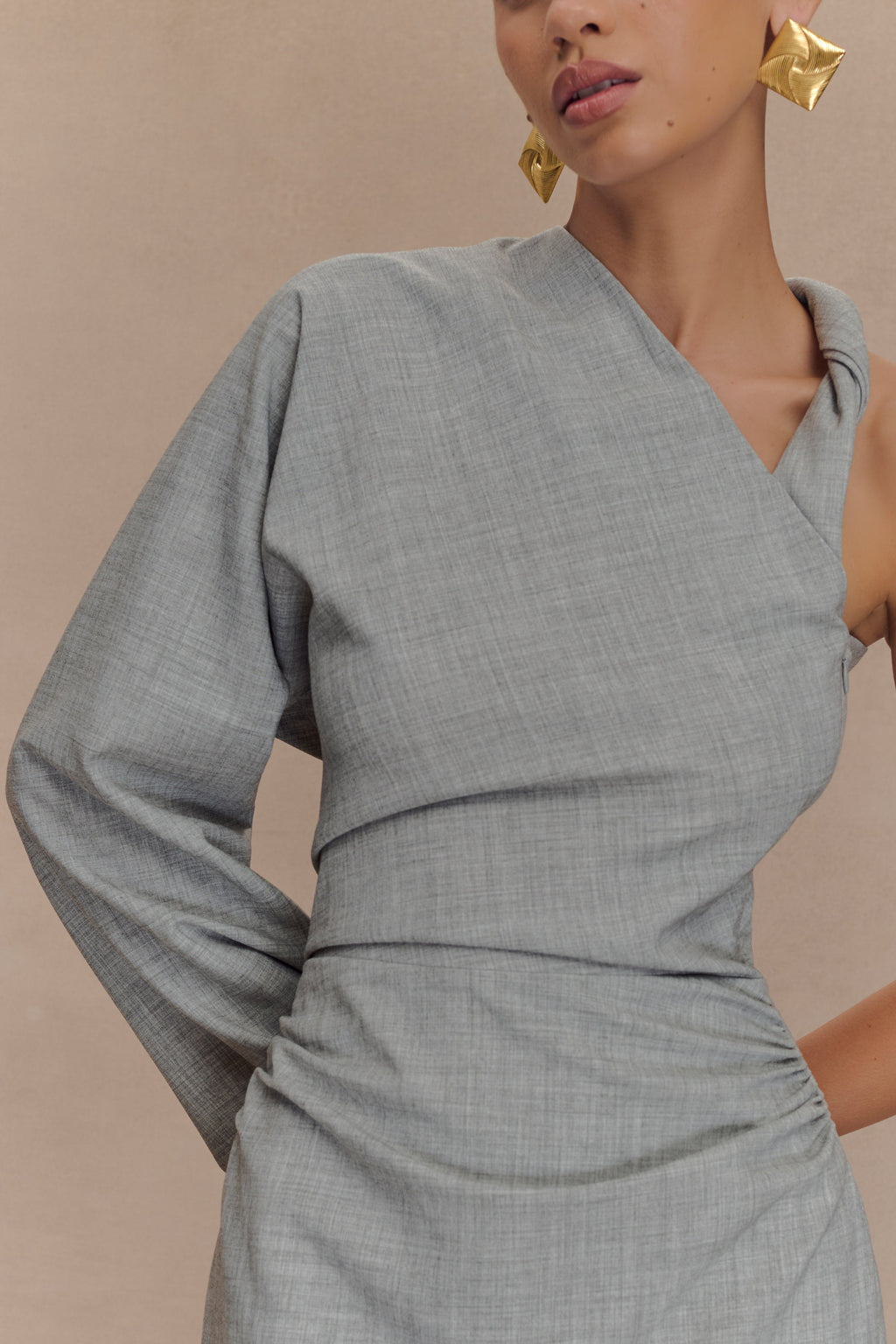 Dorian Twist Shoulder Mini Dress in Charcoal Marle – Chic&Drifts
