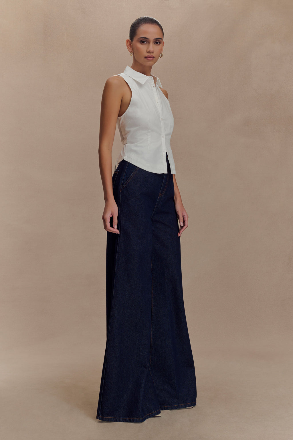 Selene Sleeveless Halter Shirt in White – Chic&Drifts