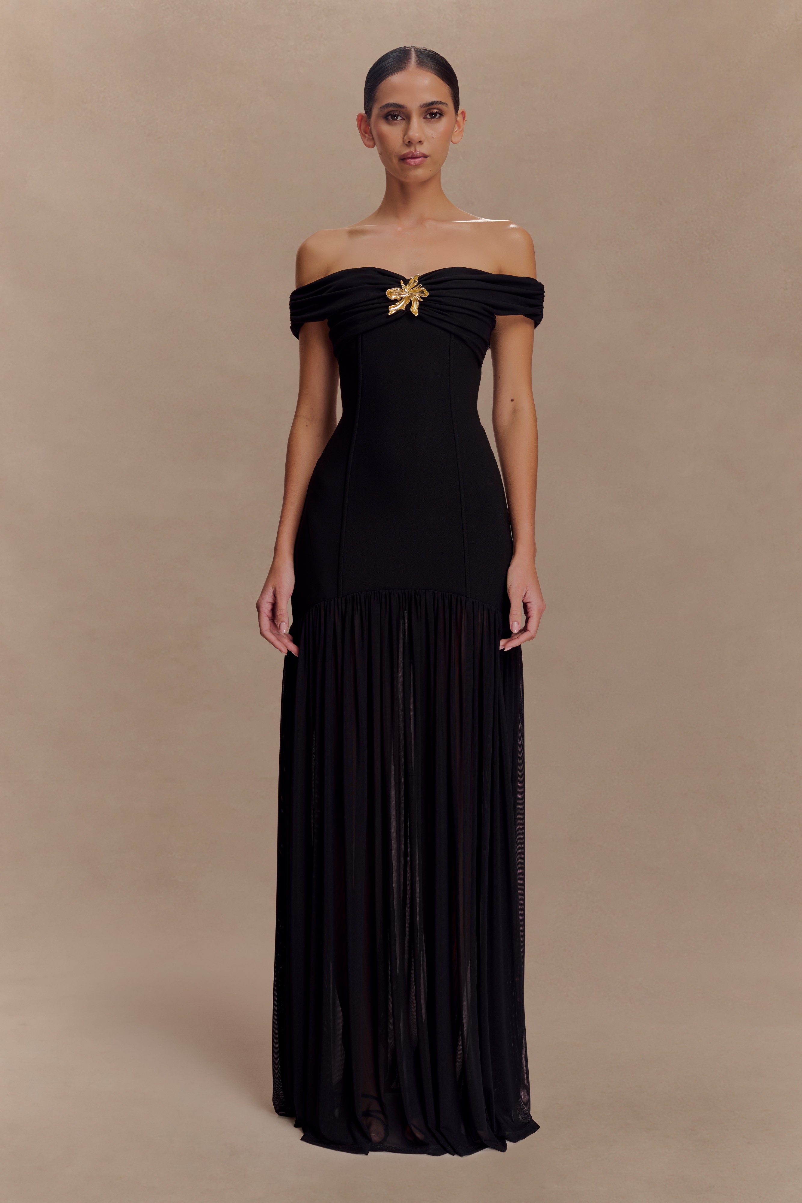 Kellie Off Shoulder Crepe Maxi Dress in Black – Chic&Drifts