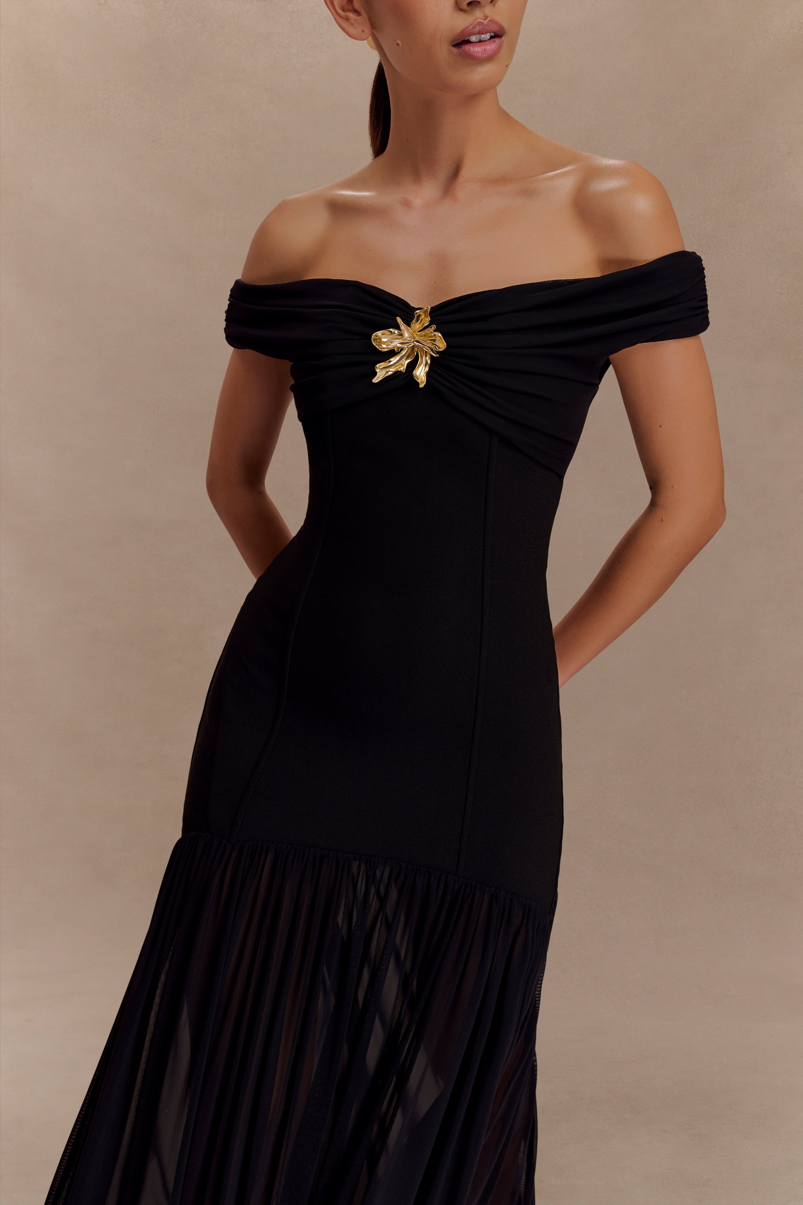 Kellie Off Shoulder Crepe Maxi Dress in Black – Chic&Drifts