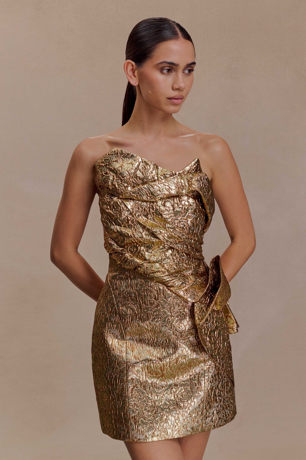 Sadie Structured Mini Dress in Gold – Chic&Drifts