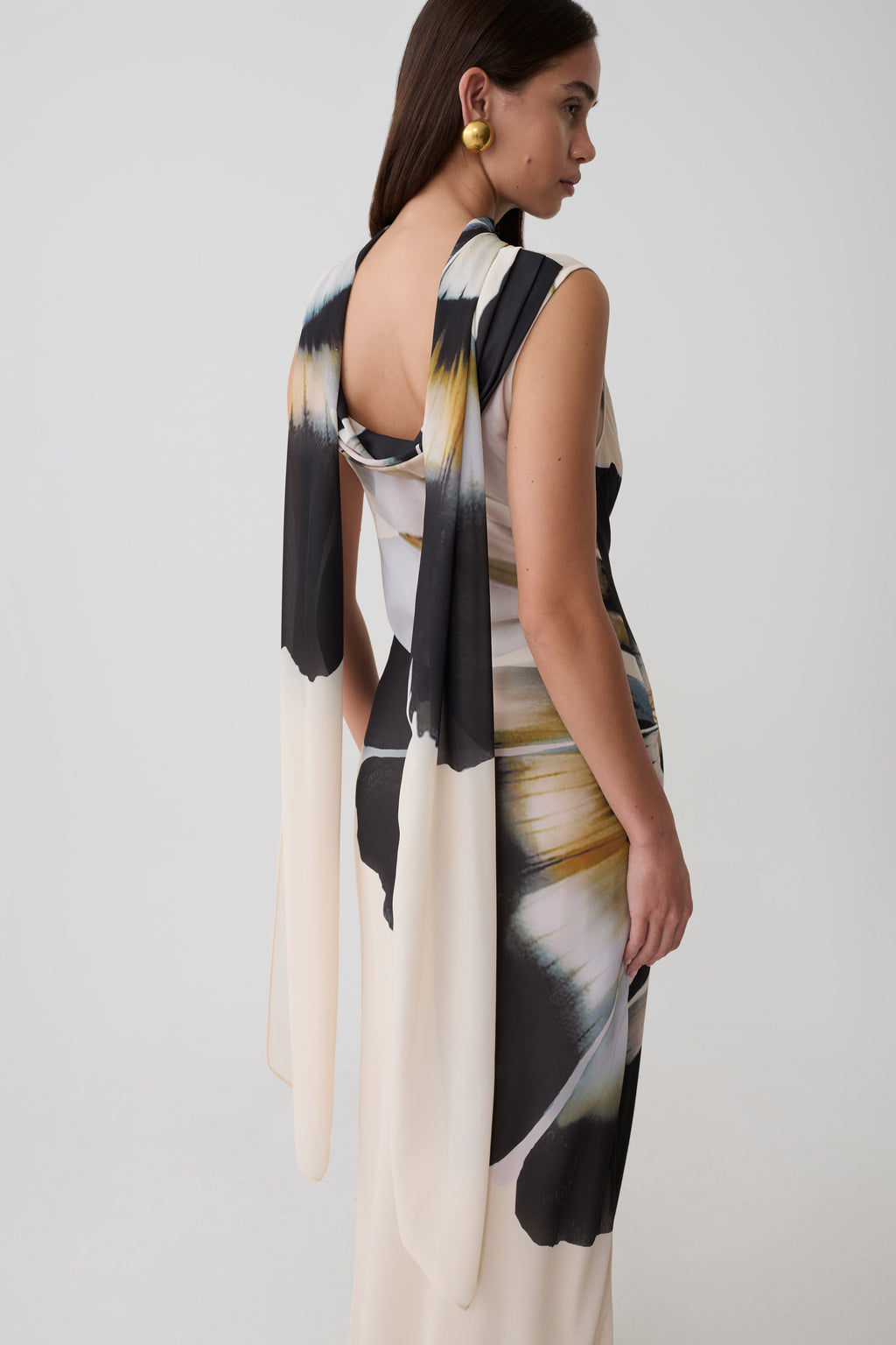 Dakota Chiffon Maxi Dress With Scarf in Ivory Oversized Floral Print – Chic&Drifts