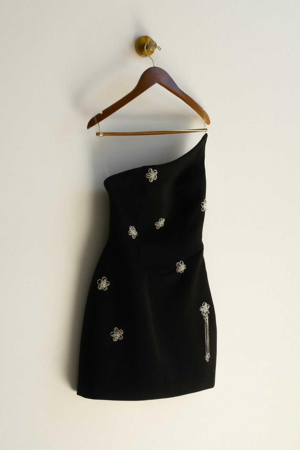 Liva Strapless Diamante Floral Trim Mini Dress in Black – Chic&Drifts